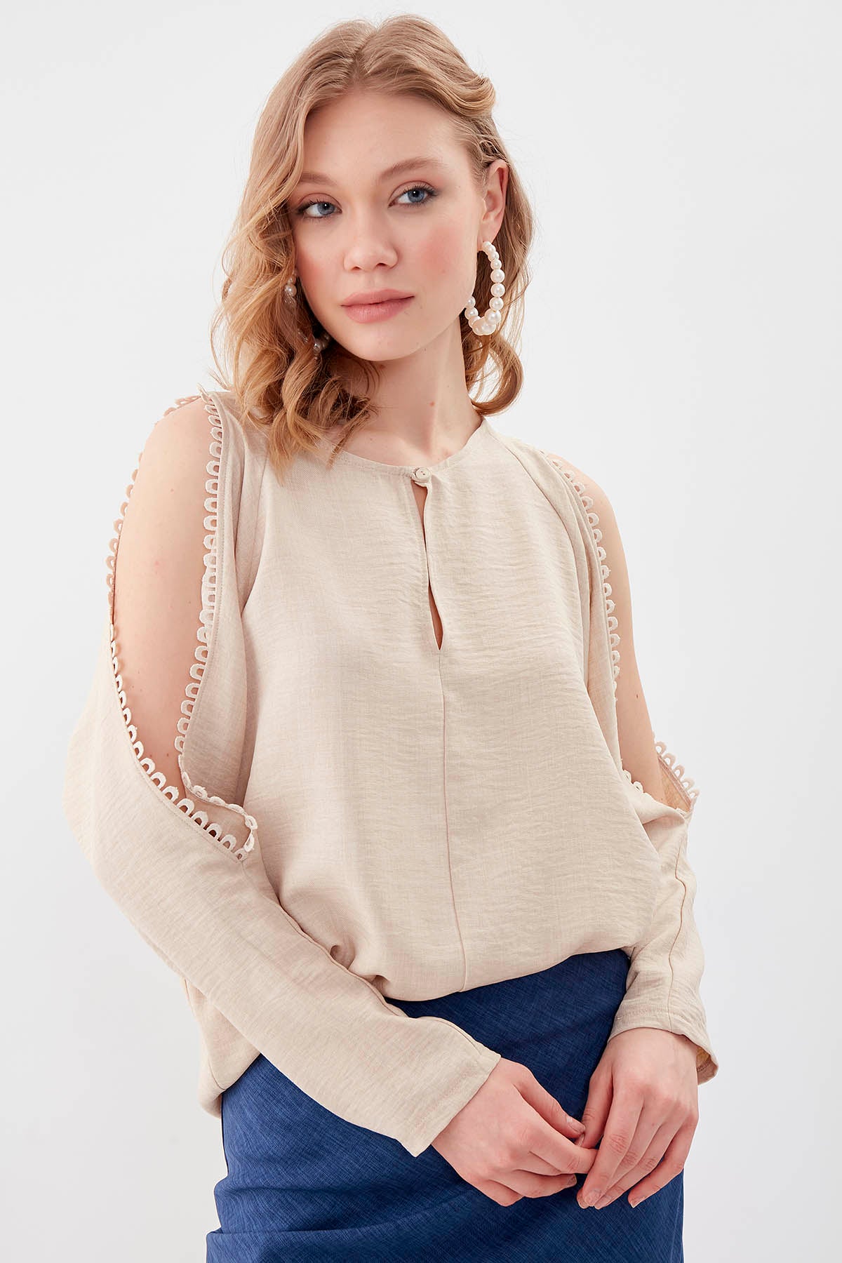 COLLAR-BUTTONED COLORED BLOUSE