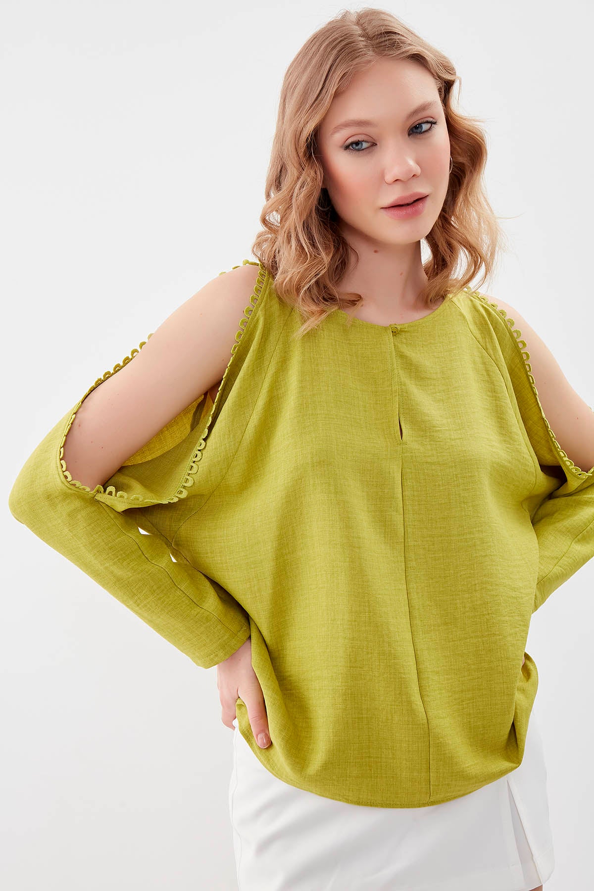 COLLAR-BUTTONED COLORED BLOUSE