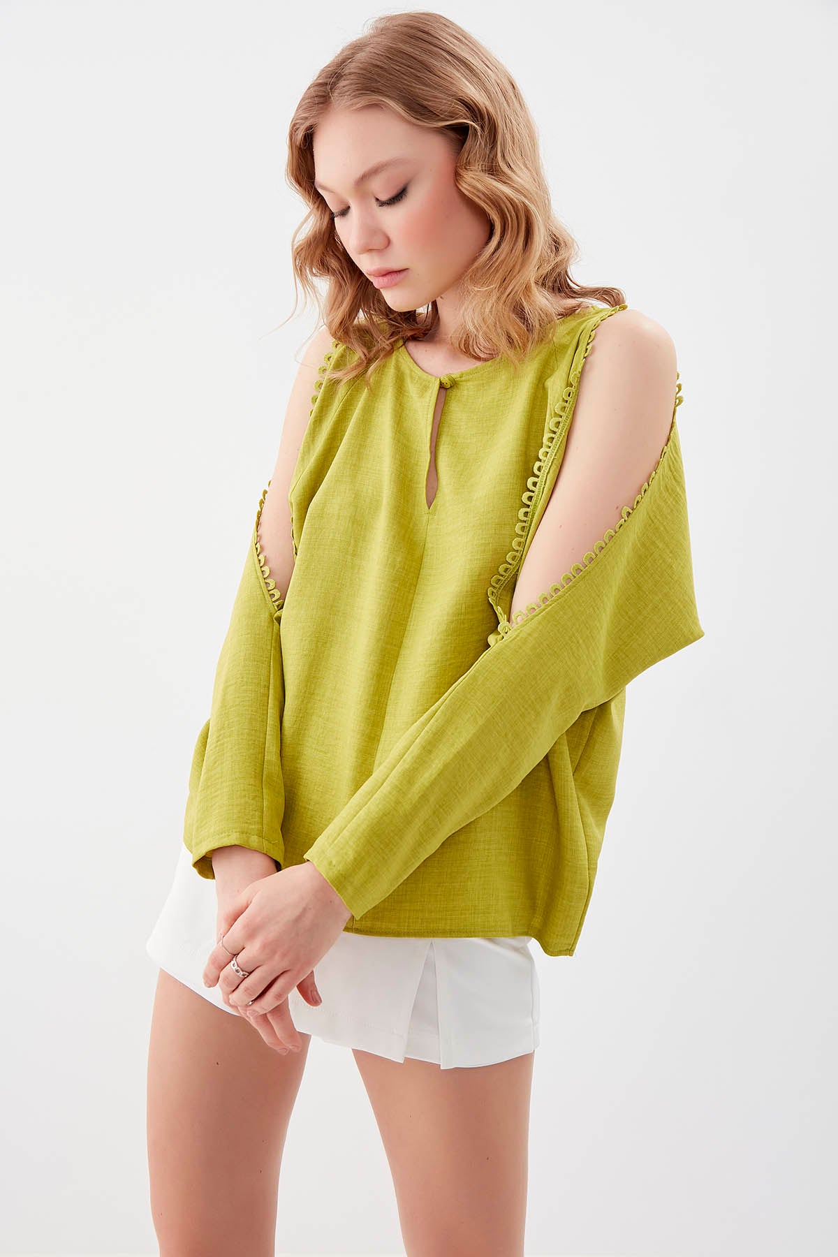 COLLAR-BUTTONED COLORED BLOUSE
