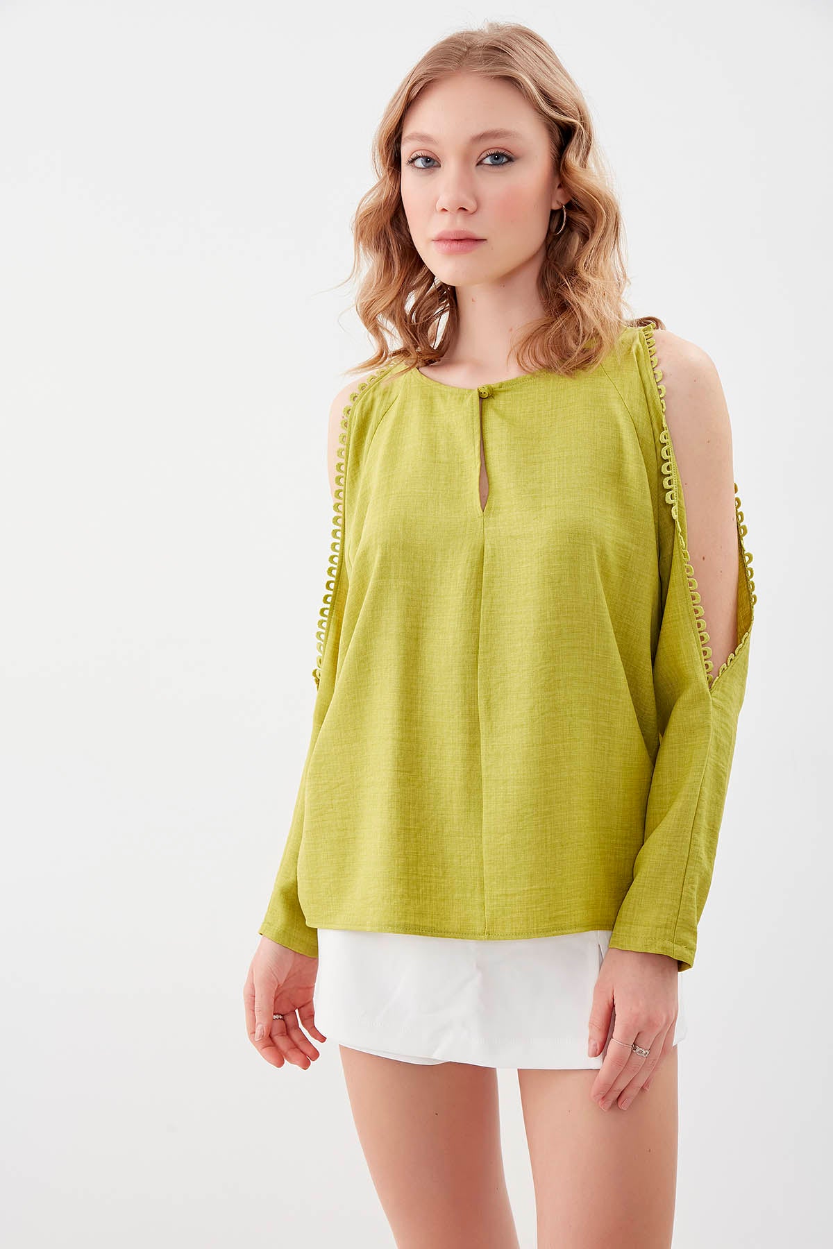 COLLAR-BUTTONED COLORED BLOUSE