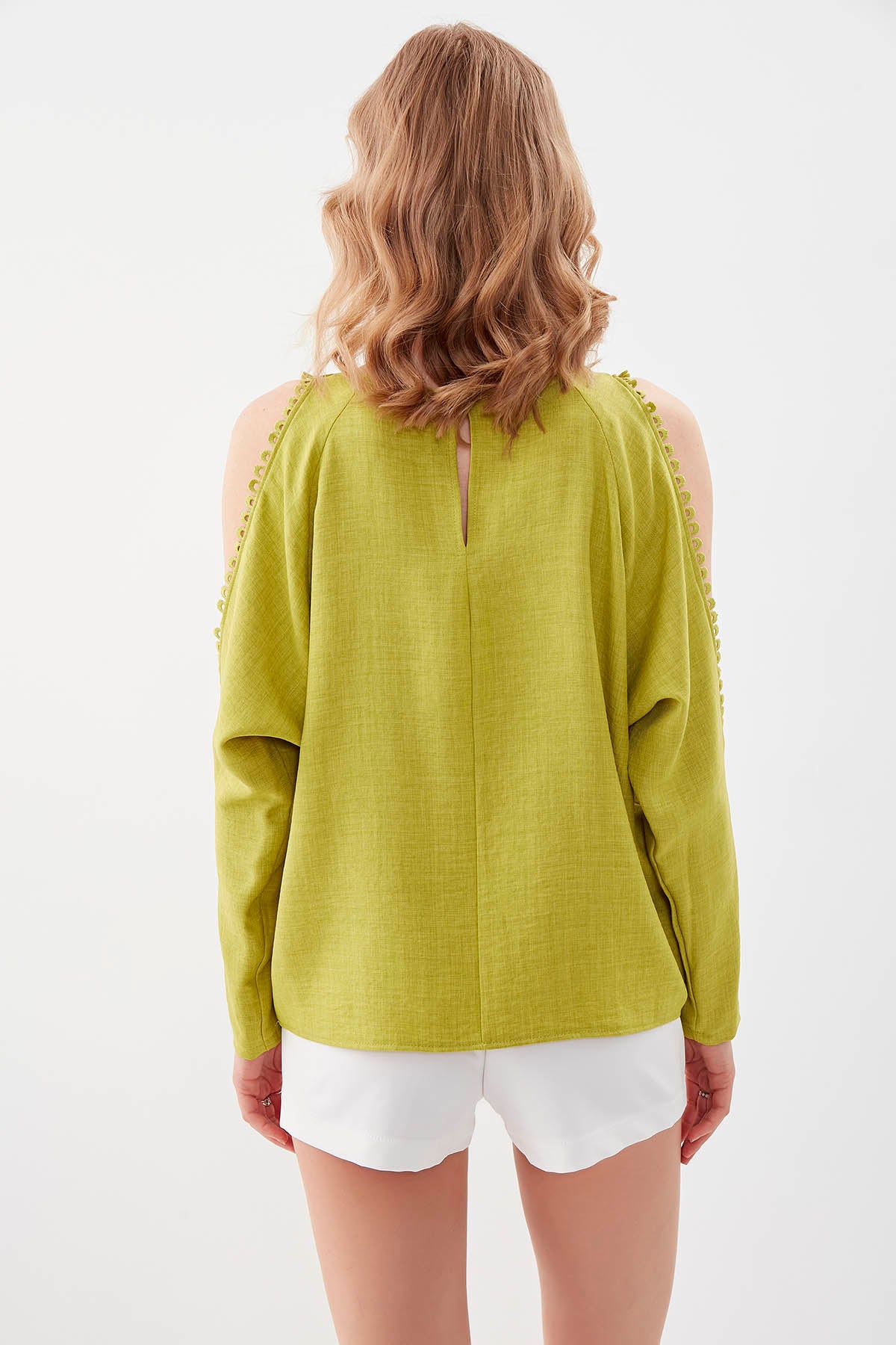 COLLAR-BUTTONED COLORED BLOUSE