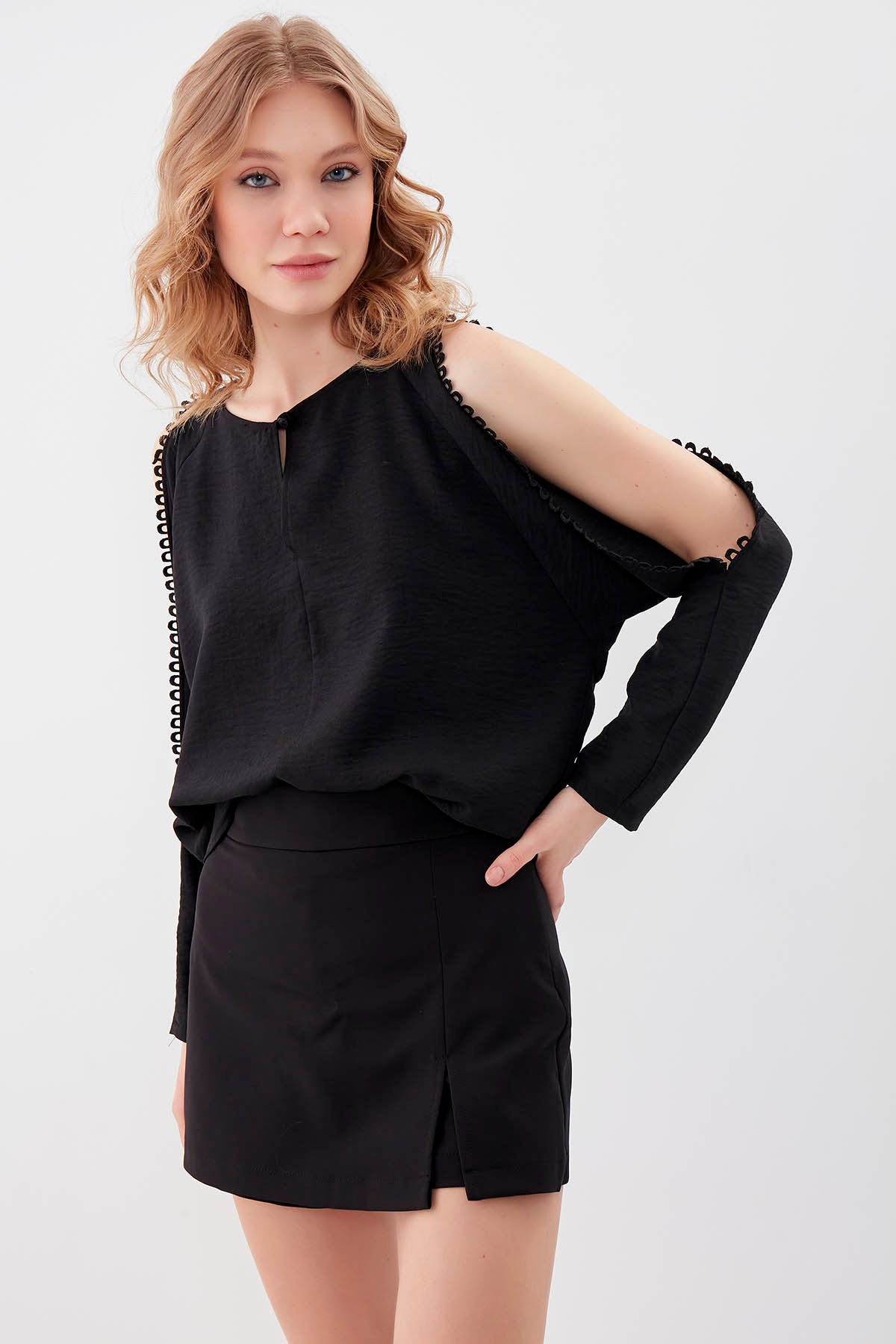 COLLAR-BUTTONED COLORED BLOUSE