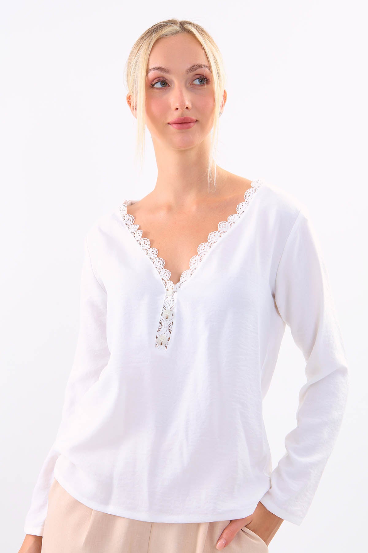 BLOUSE WITH ROUND COLLAR BUTTON