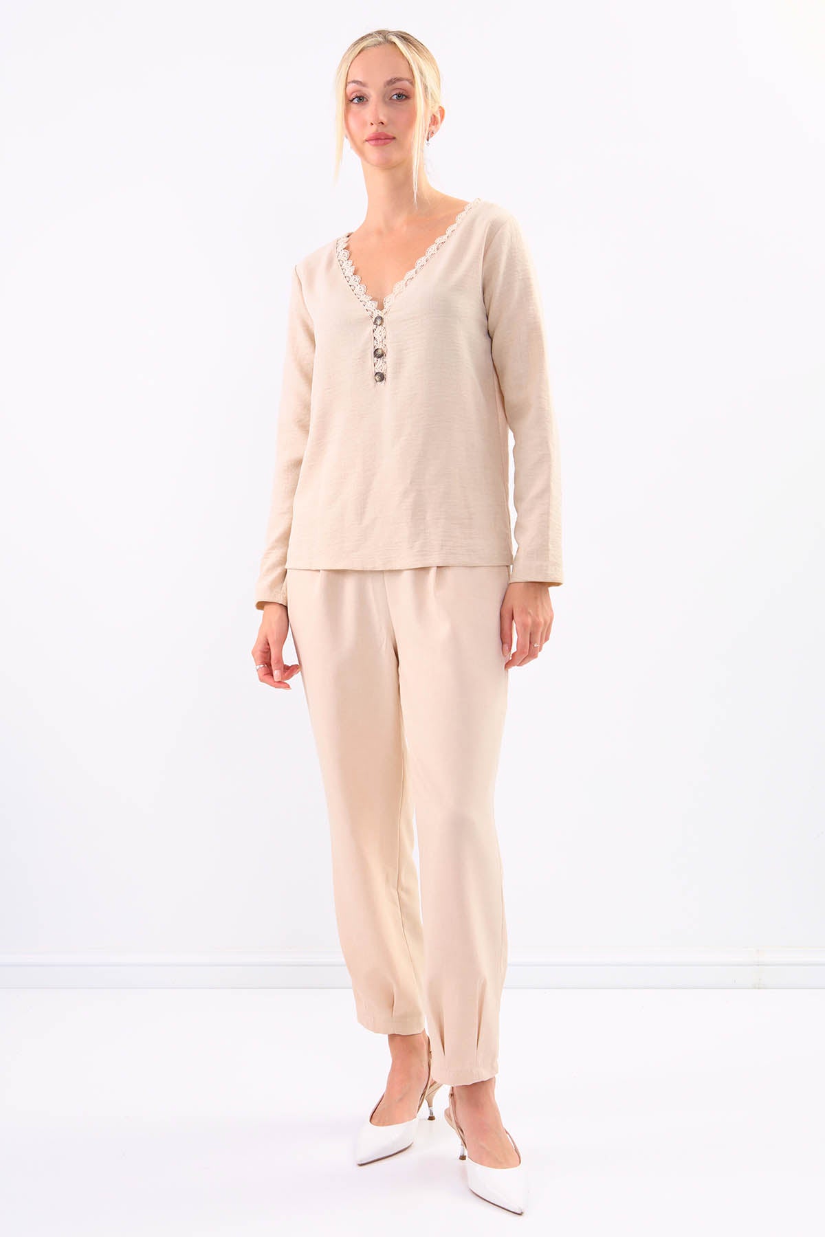 BLOUSE WITH ROUND COLLAR BUTTON
