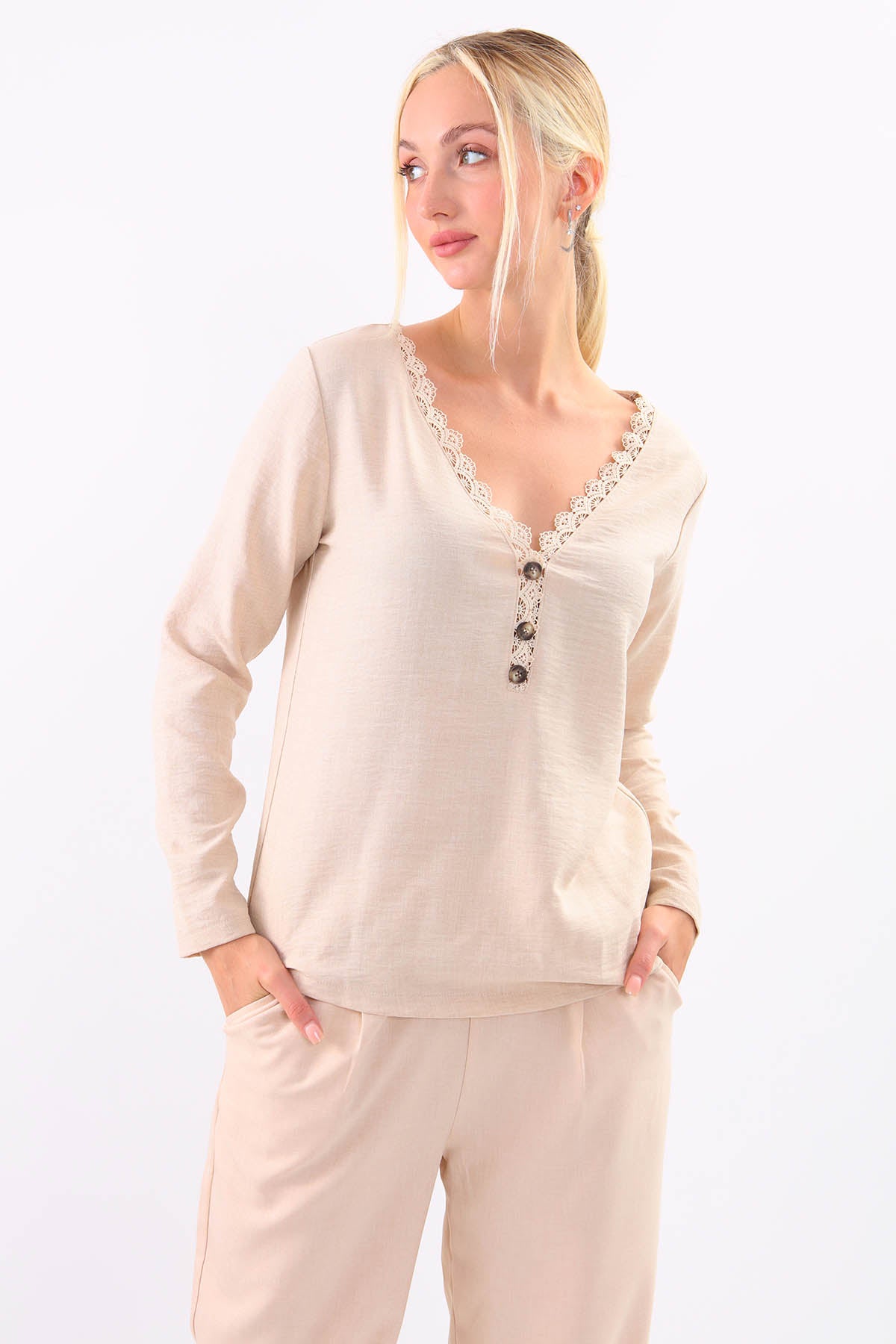 BLOUSE WITH ROUND COLLAR BUTTON
