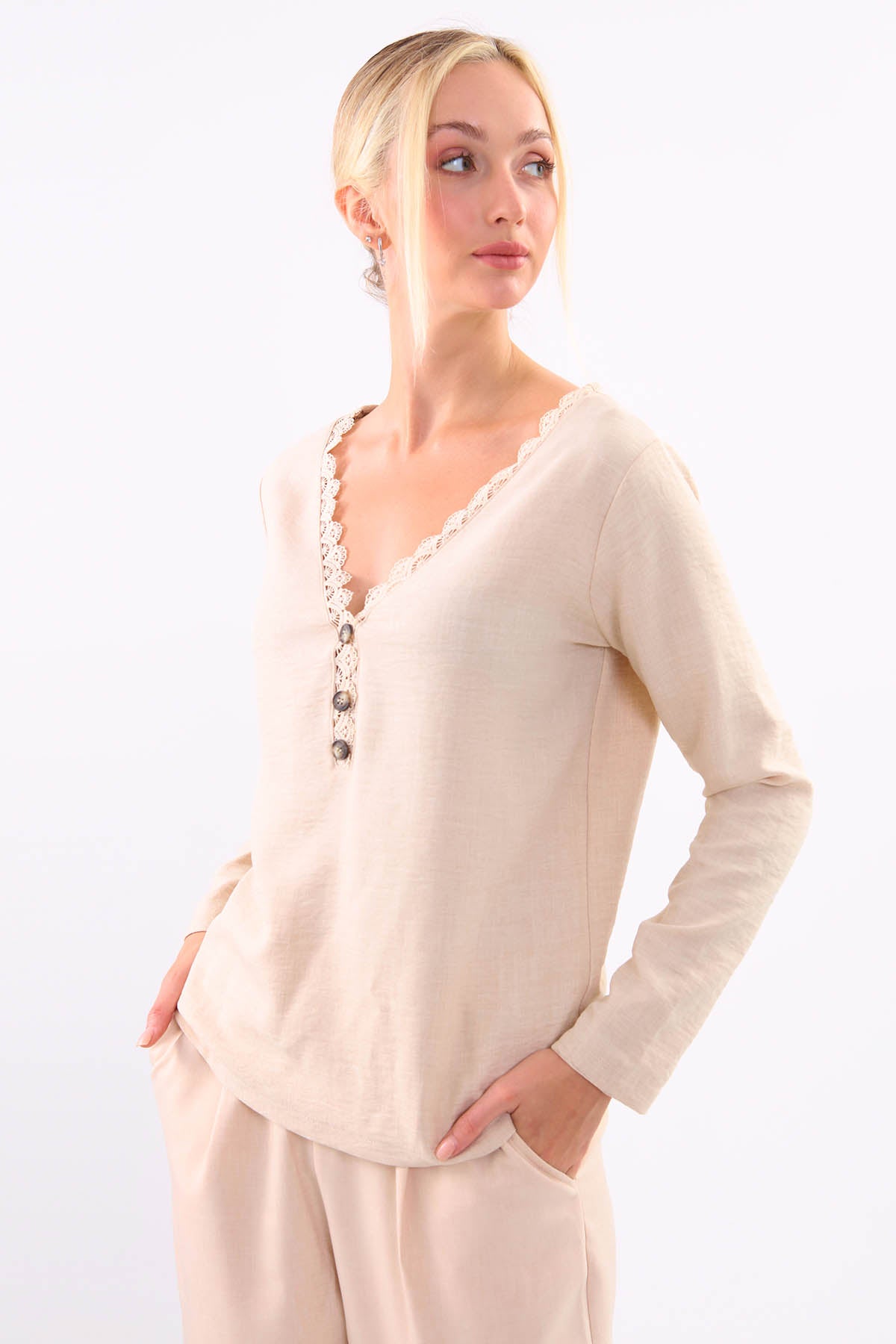 BLOUSE WITH ROUND COLLAR BUTTON