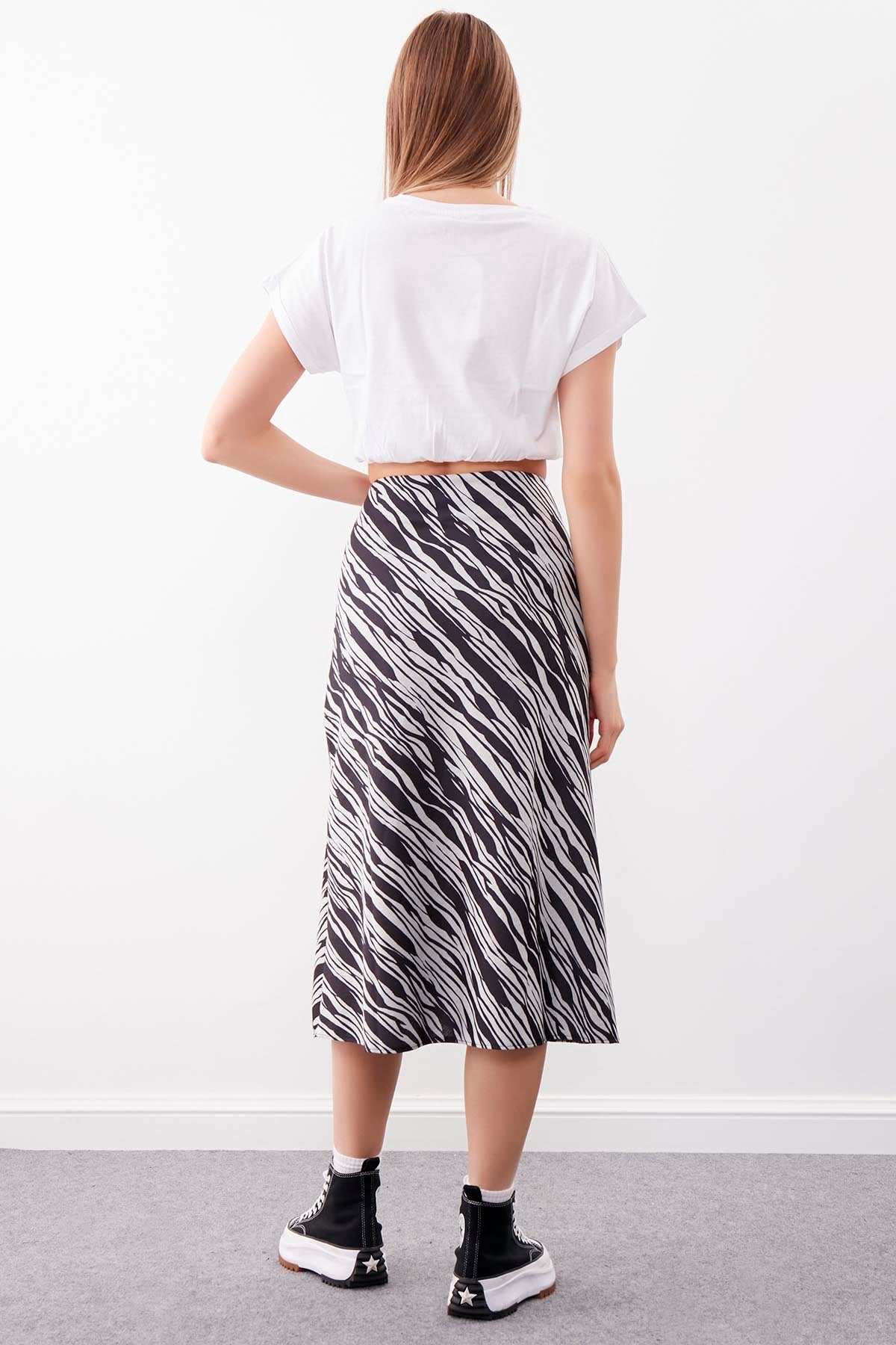 ZIPPERED SKIRT ON THE SIDE