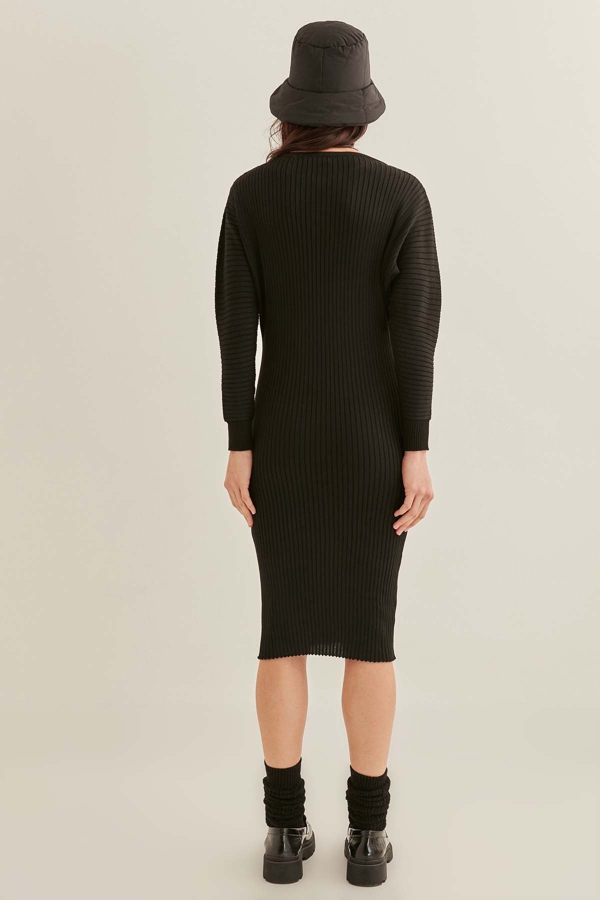 BAT SLEEVE KNITTED DRESS