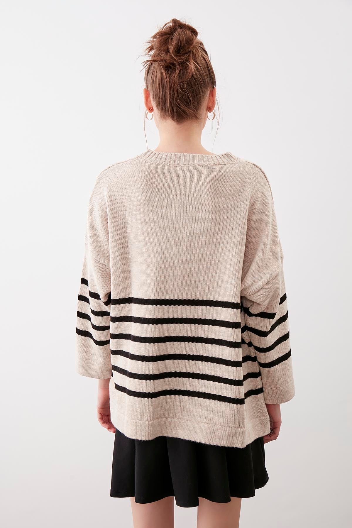 COMFY SWEATER WITH ROUND COLLAR LINES