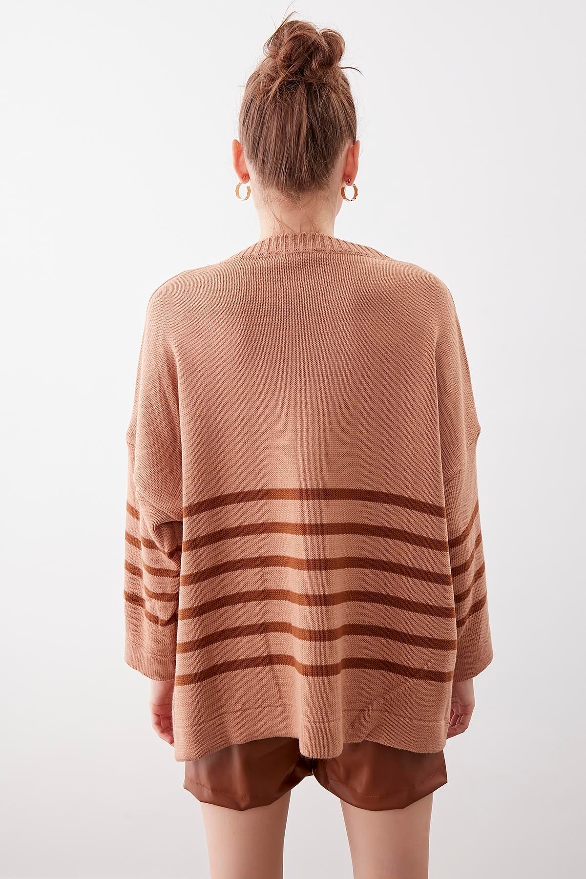 COMFY SWEATER WITH ROUND COLLAR LINES