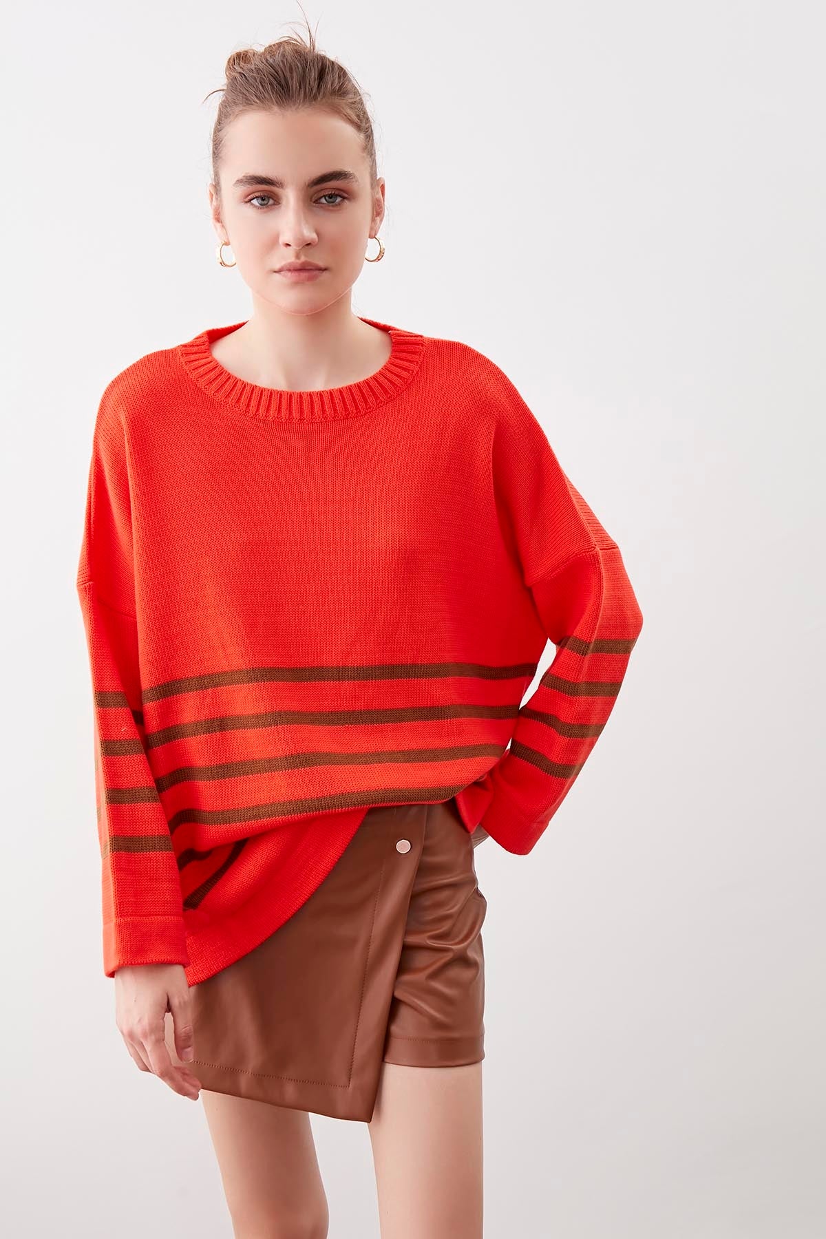 COMFY SWEATER WITH ROUND COLLAR LINES