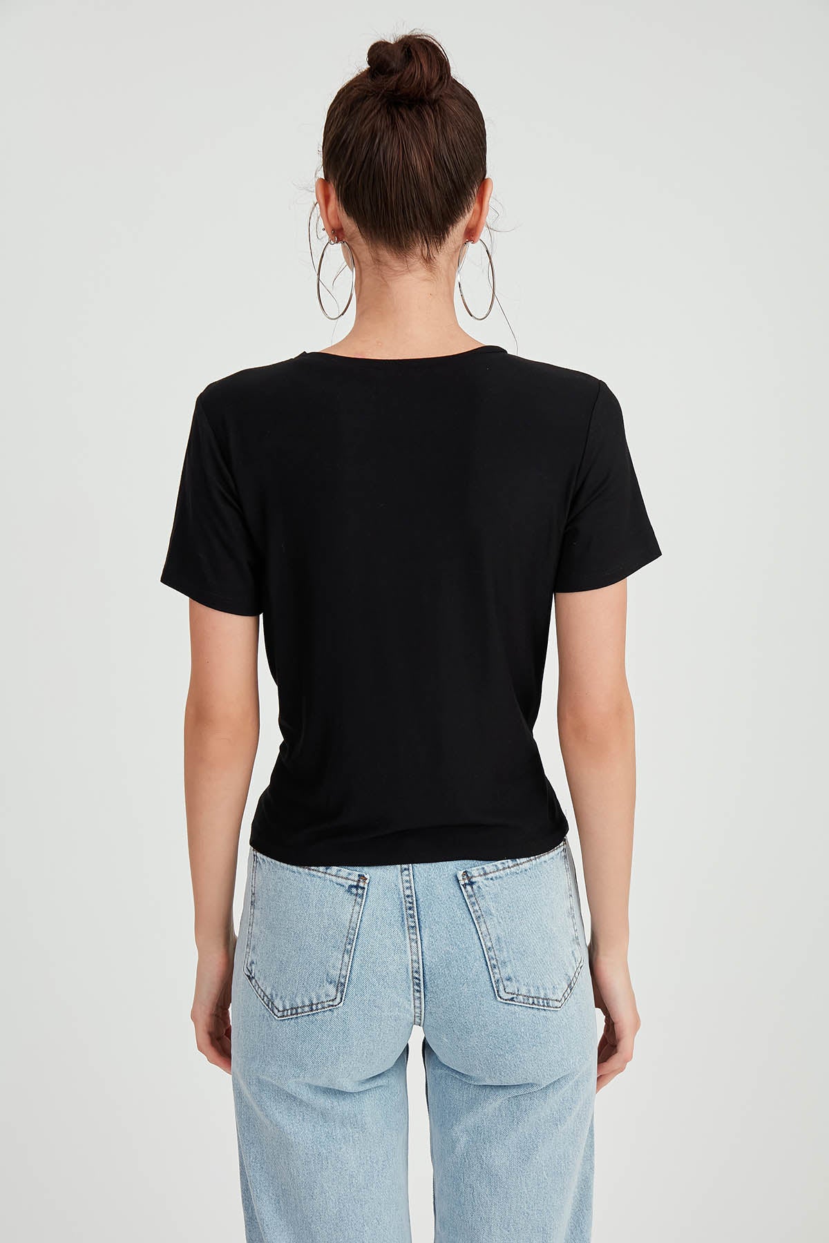 ROUND COLLAR FRONT CURVED T-SHIRT