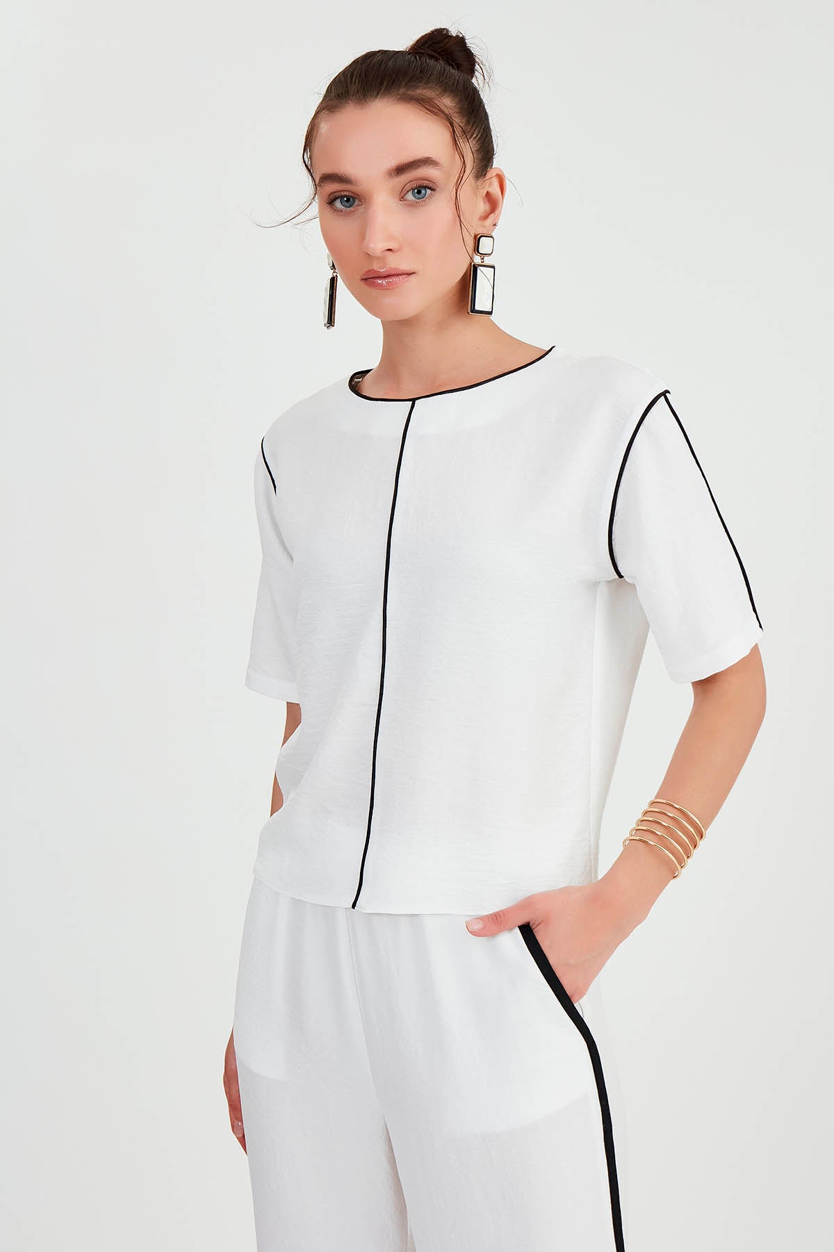 ROUND COLLAR STRIPE DETAILED BLOUSE