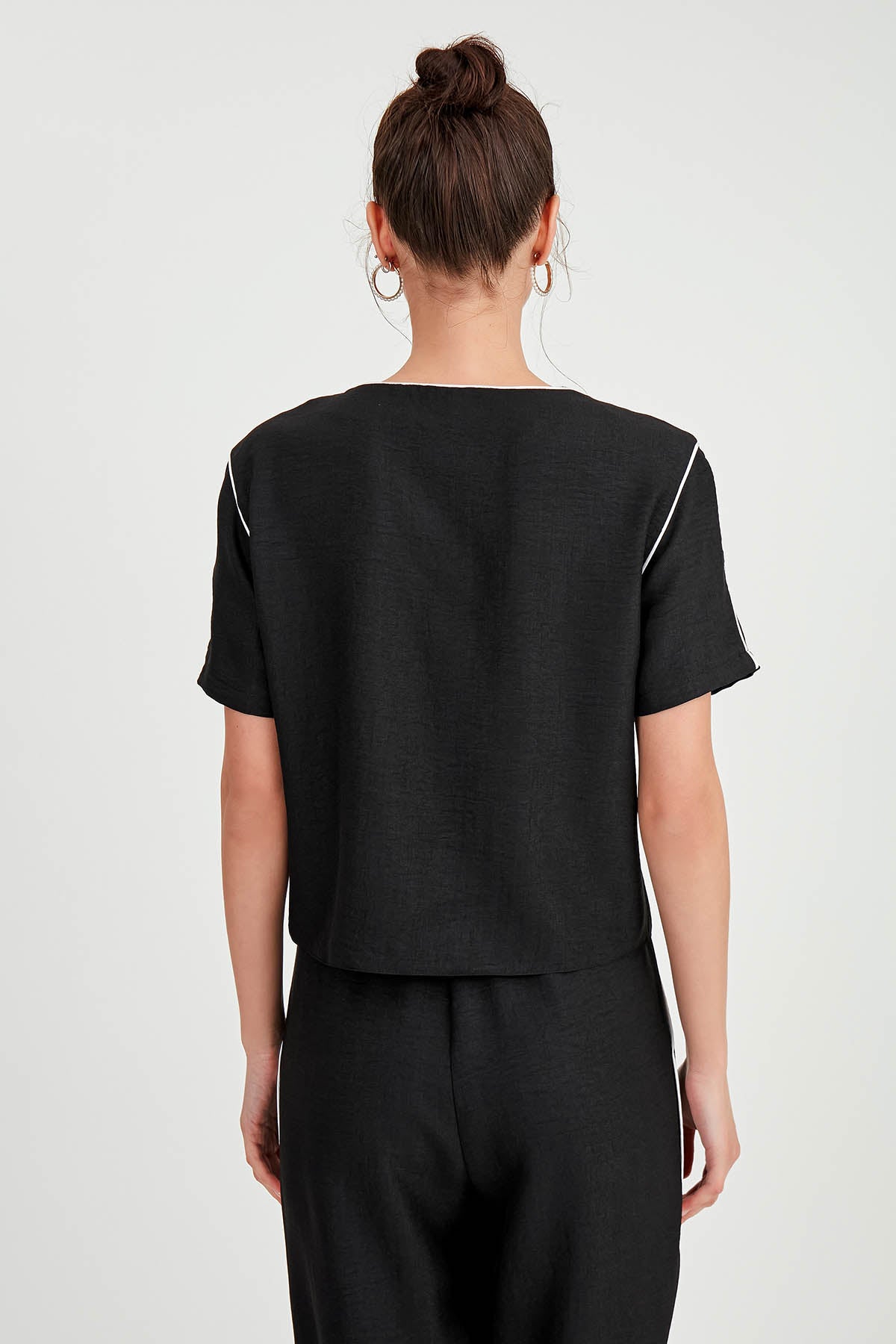 ROUND COLLAR STRIPE DETAILED BLOUSE