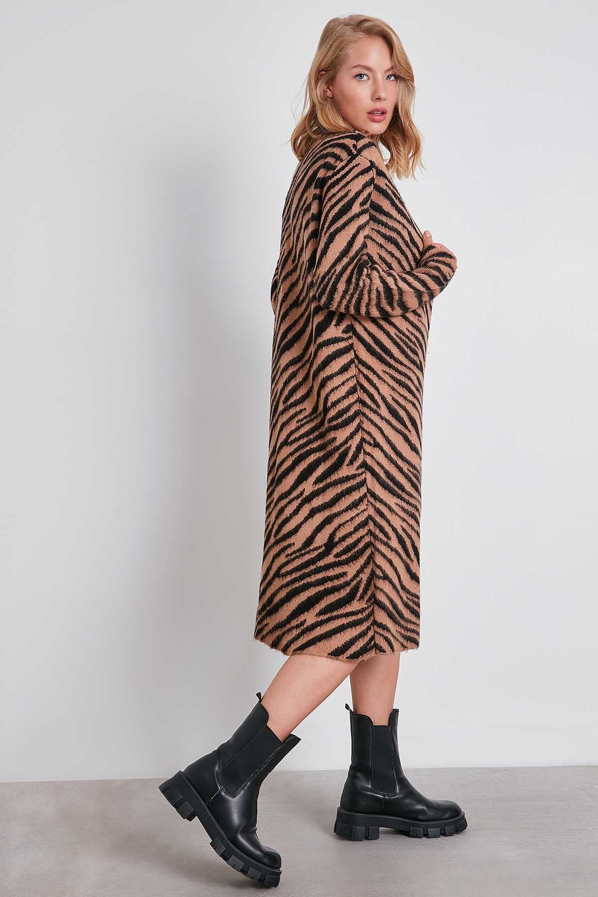 ZEBRA PATTERN LONG KNITTED CARDIGAN