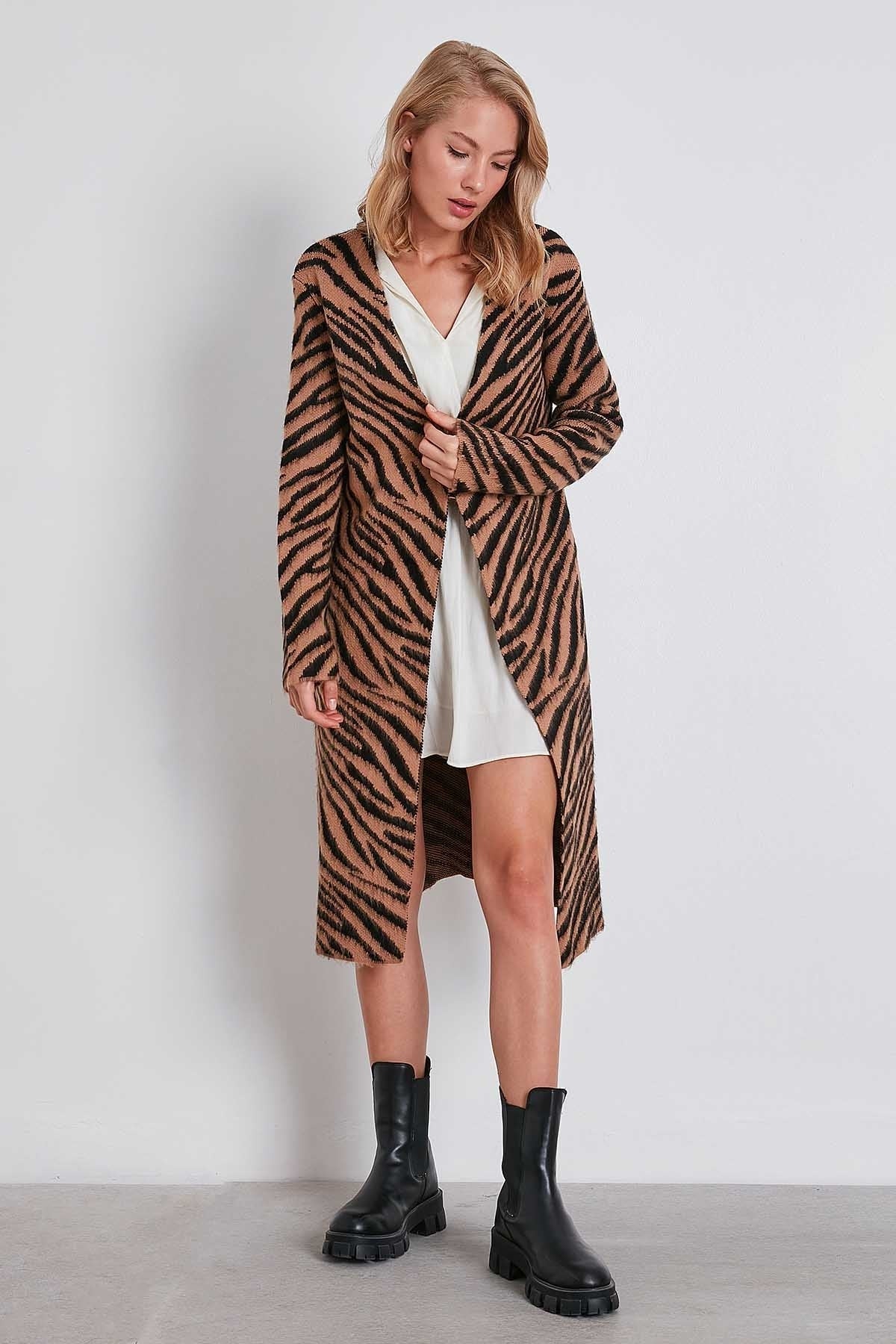 ZEBRA PATTERN LONG KNITTED CARDIGAN