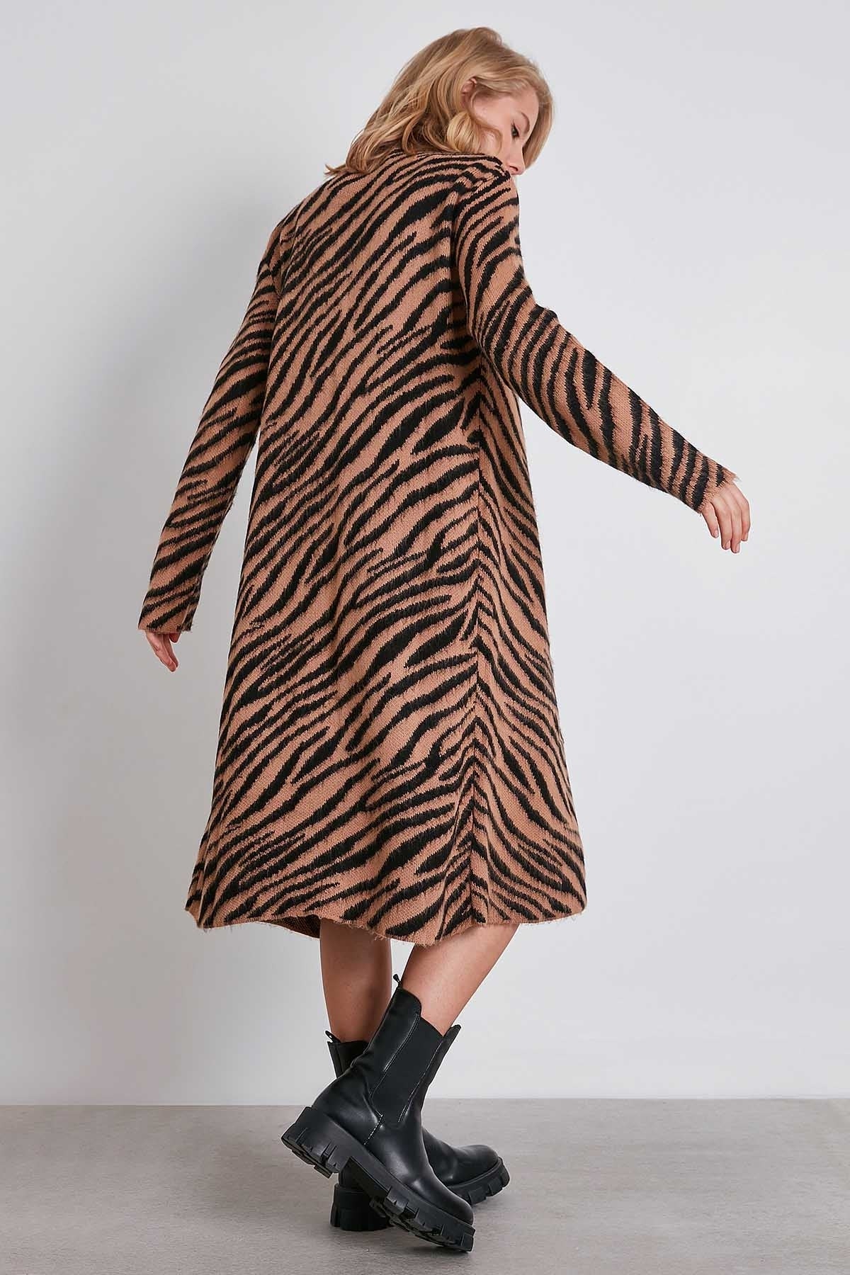 ZEBRA PATTERN LONG KNITTED CARDIGAN