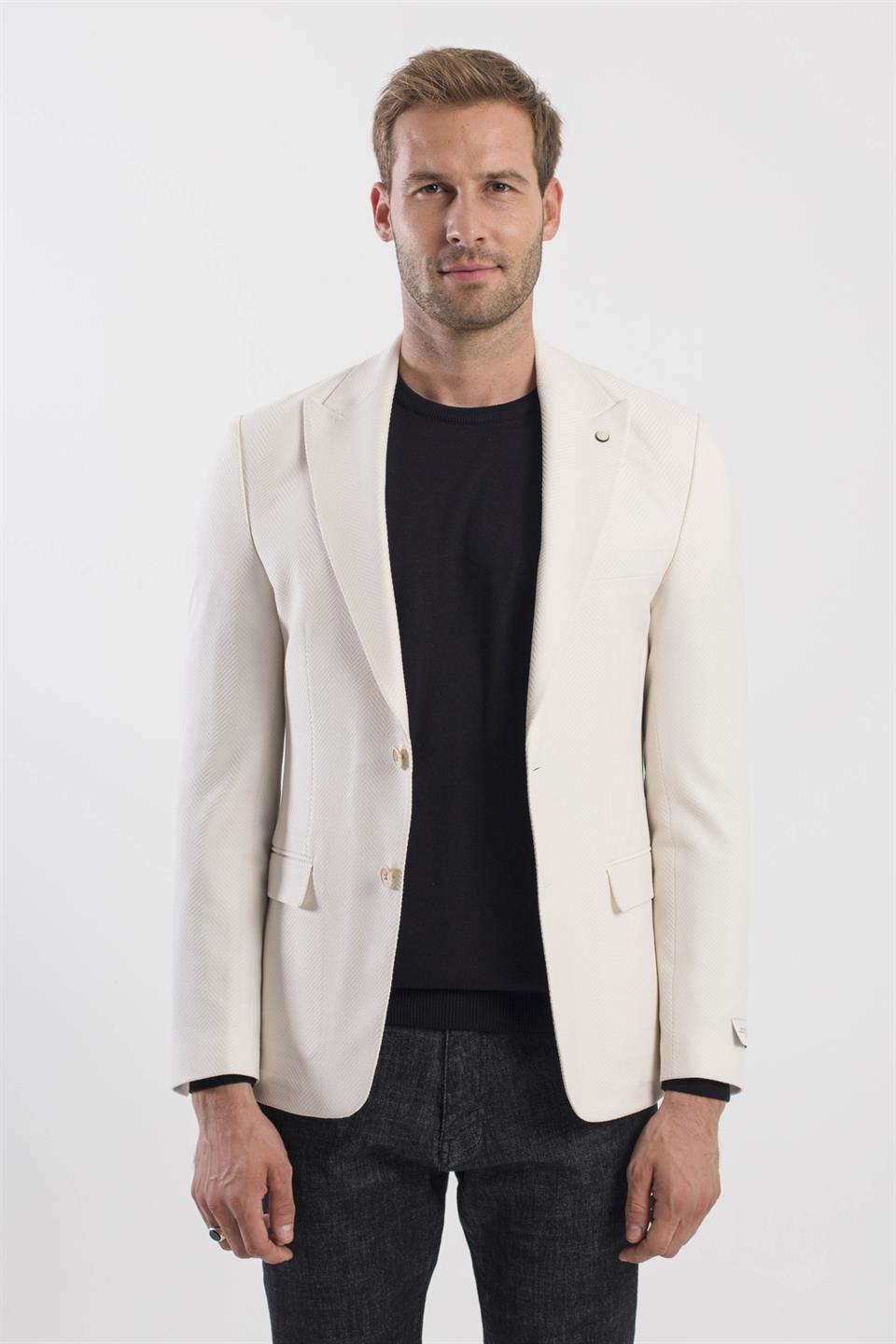 Sharp Collar Jacket With A Cream Slim Fit Design