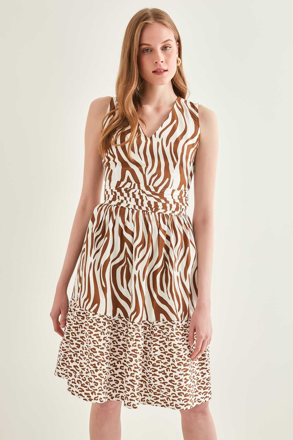 ANIMAL PATTERN V COLLAR MIDI DRESS