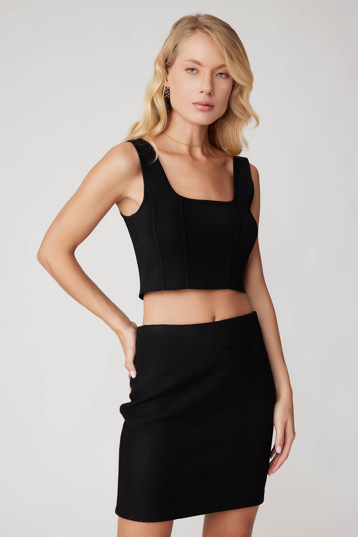 MINI-SKIRT WITH ZIPPER ON THE BACK