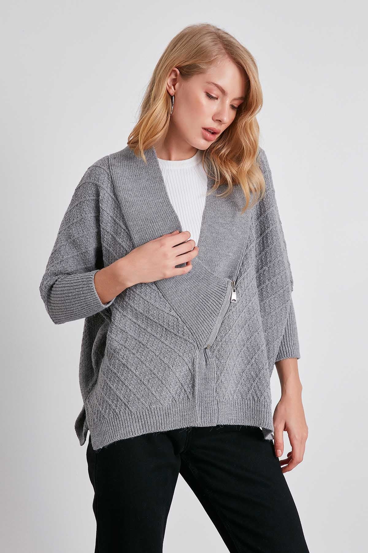 LOOSE KNITTED CARDIGAN WITH ASYMMETRIC ZIPPER