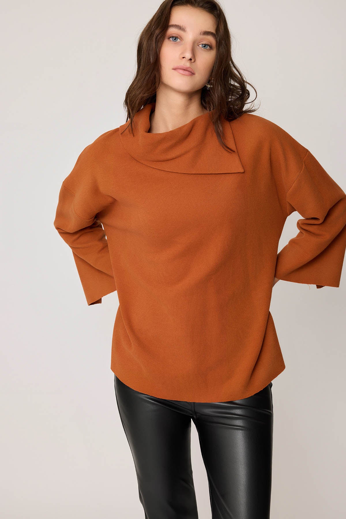 ASYMMETRIC COLLAR KNITTED BLOUSE WITH SIDES SPLITED