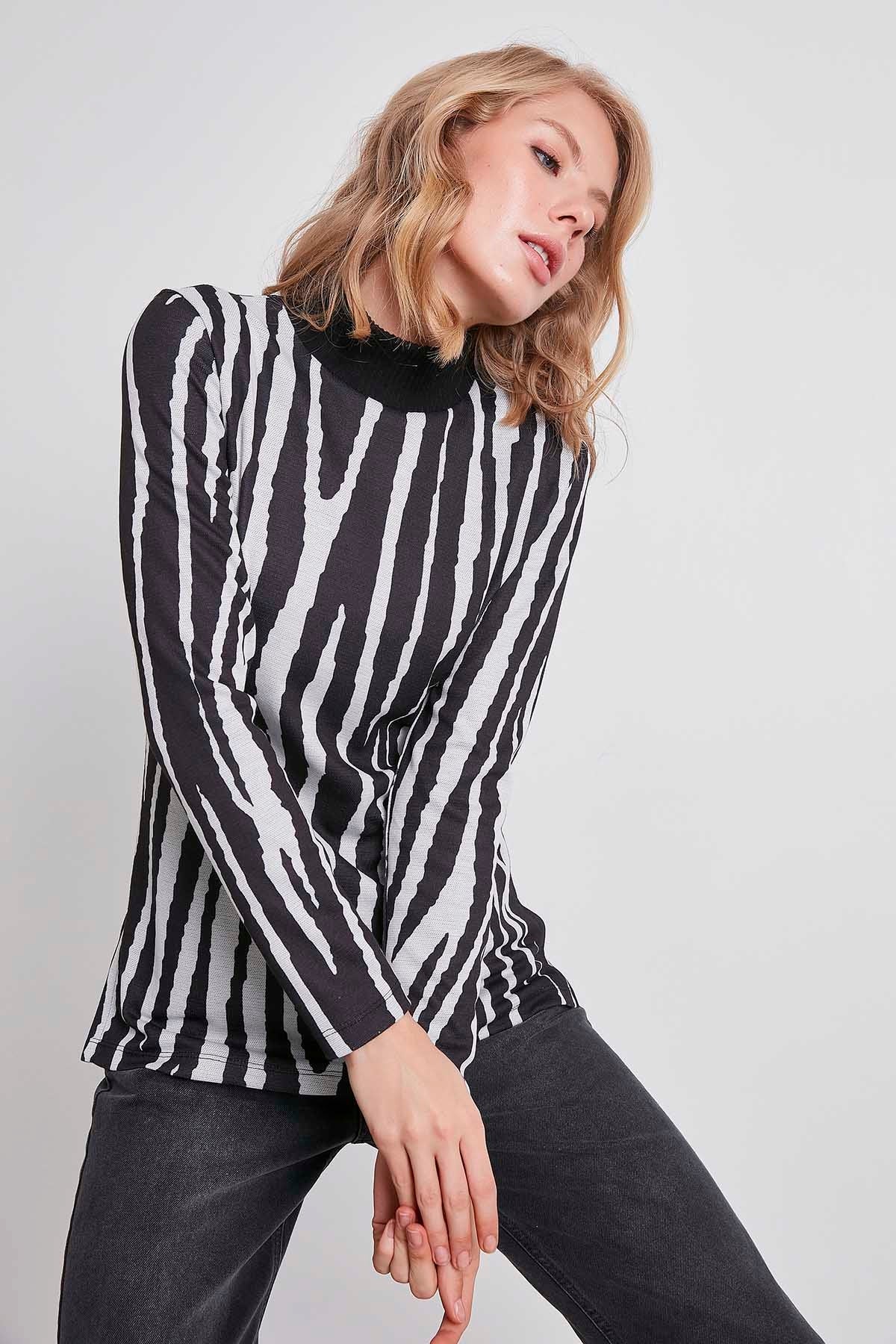 KNITTED BLOUSE WITH TURTLENECK COLLAR