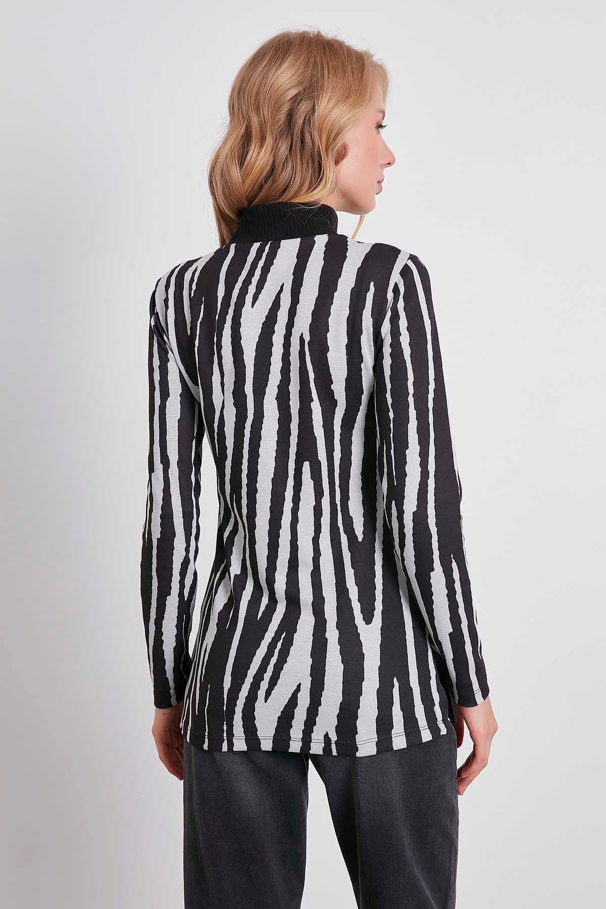 KNITTED BLOUSE WITH TURTLENECK COLLAR