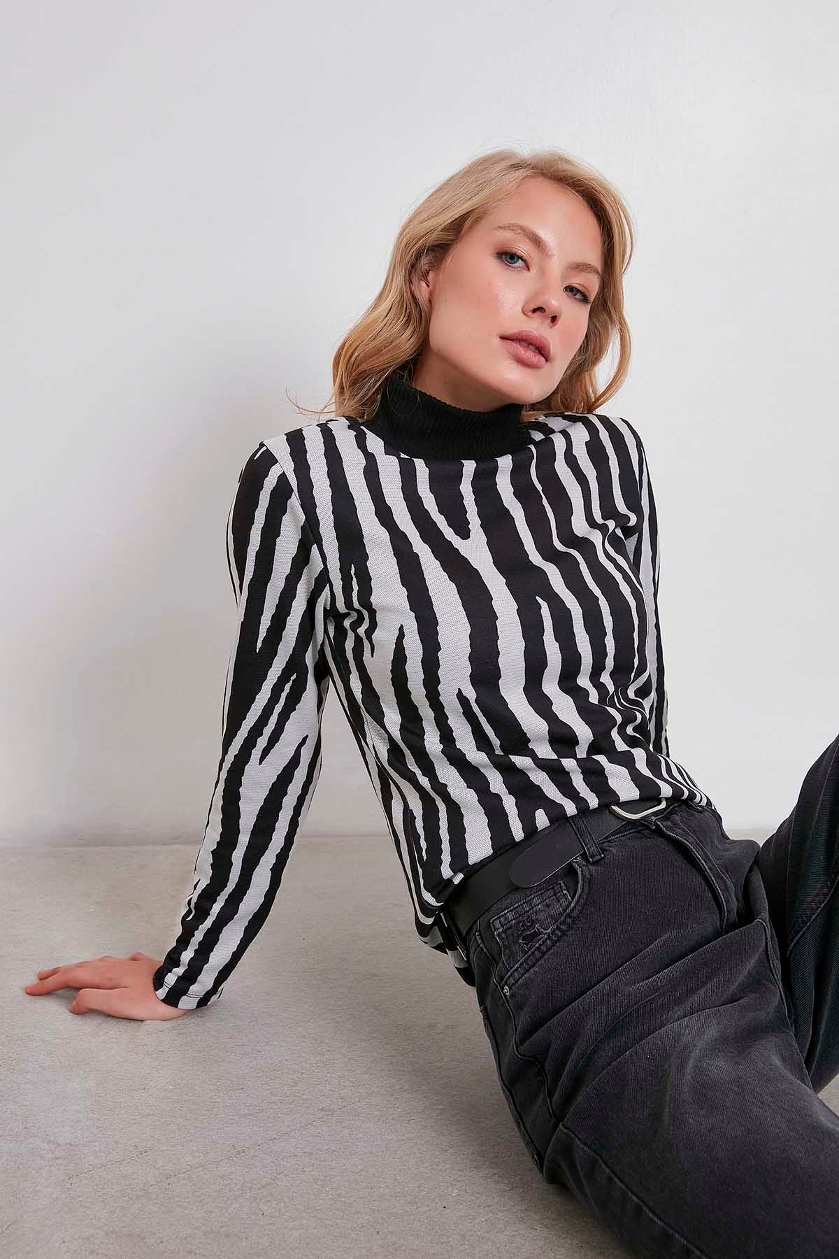 KNITTED BLOUSE WITH TURTLENECK COLLAR