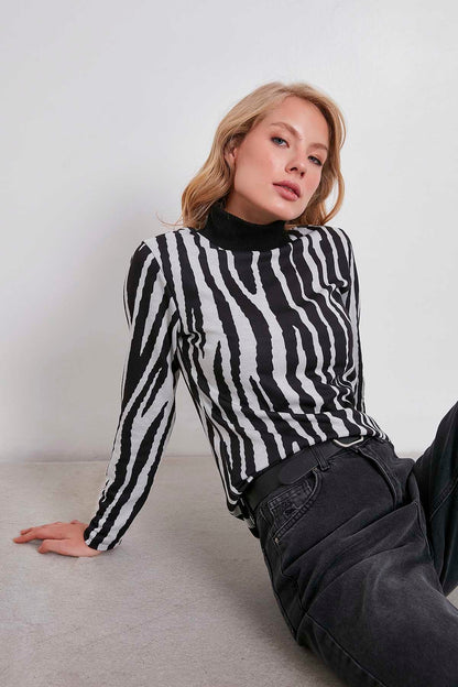 KNITTED BLOUSE WITH TURTLENECK COLLAR