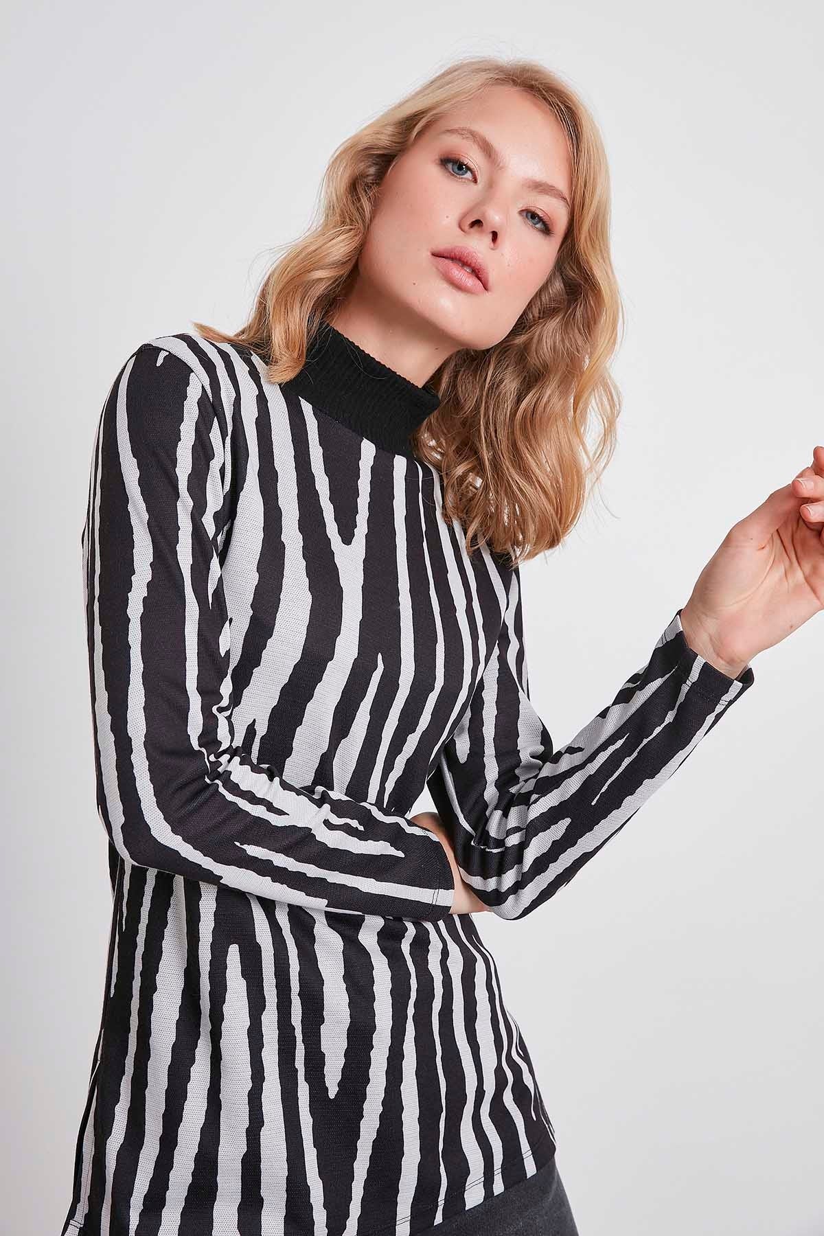KNITTED BLOUSE WITH TURTLENECK COLLAR