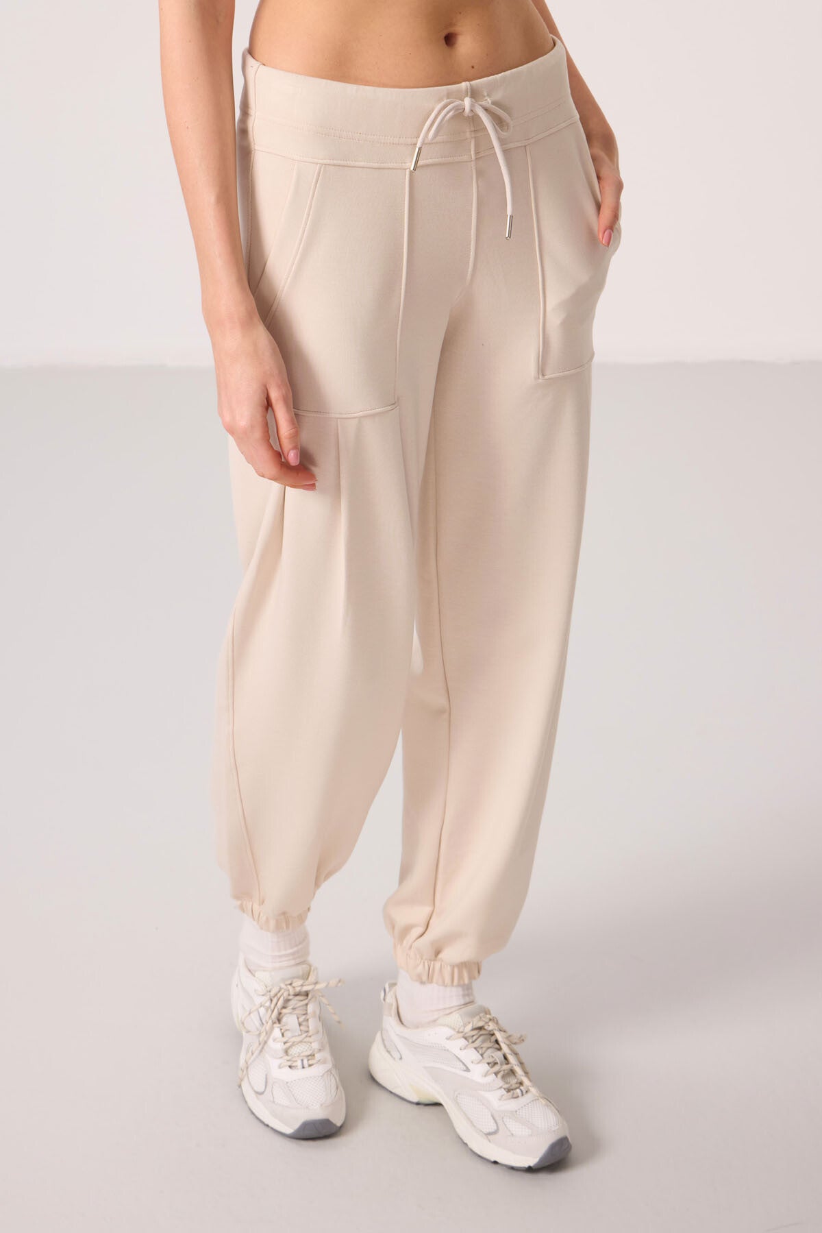 Soft Woven Pocket Detailed Comfortable Fit Women's Trousers - 94672