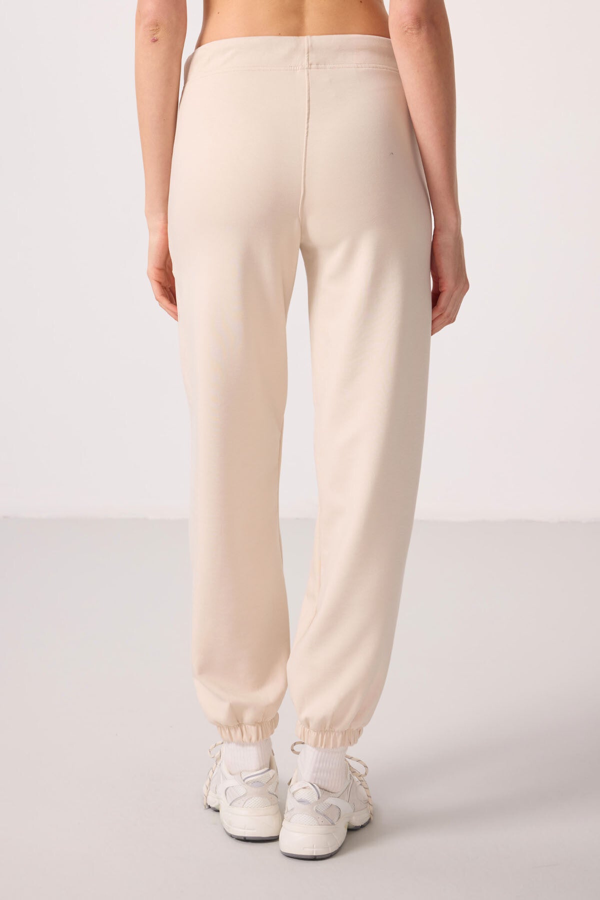 Soft Woven Pocket Detailed Comfortable Fit Women's Trousers - 94672