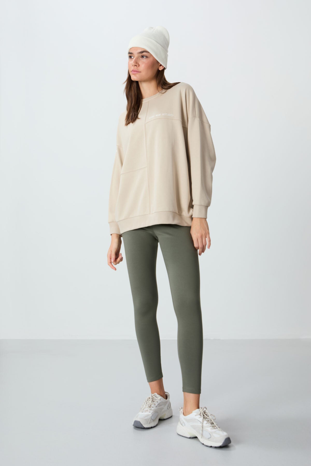Compact Neck Cotton Thick Smooth Textured O Collar Oversize Fit Women's Sweatshirt - 97288