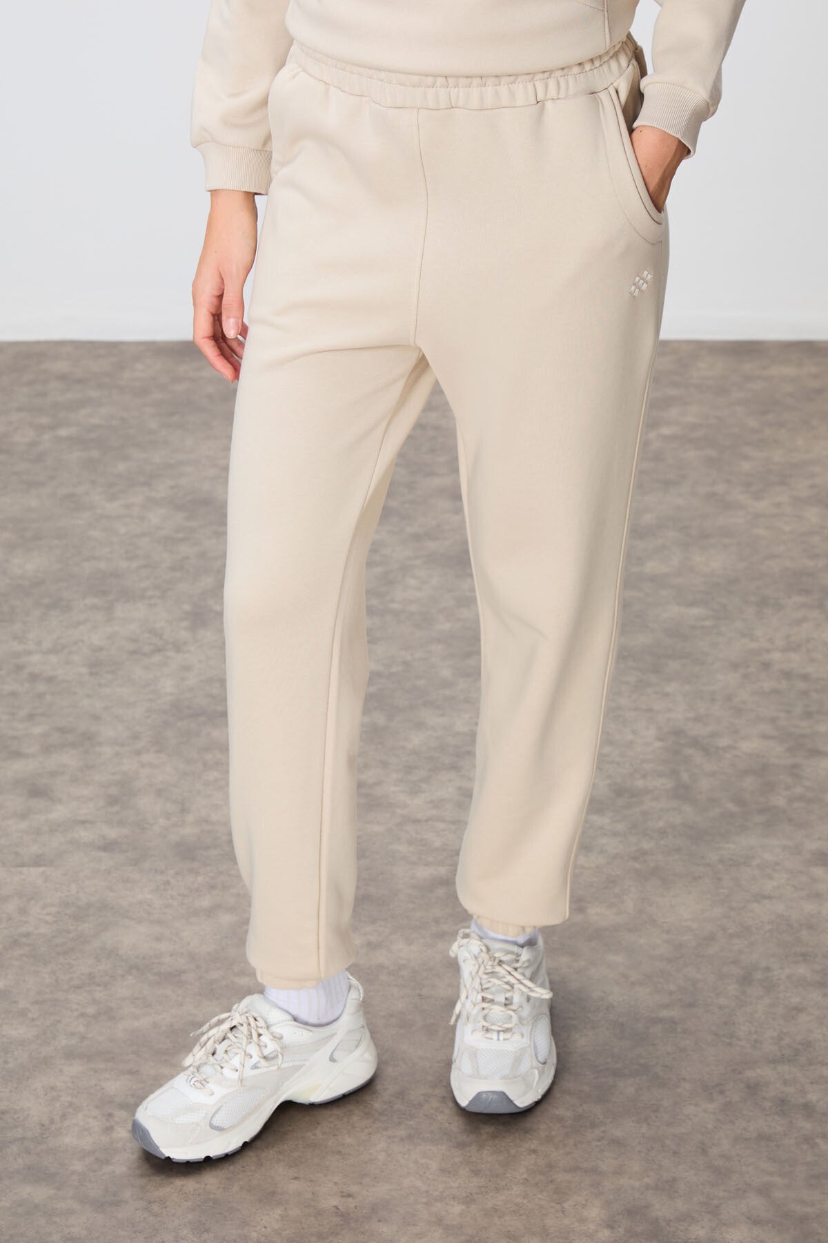 Compact White Cotton Thick Smooth Textured Stand Collar Oversize Fit Women's Tracksuit Set - 95342