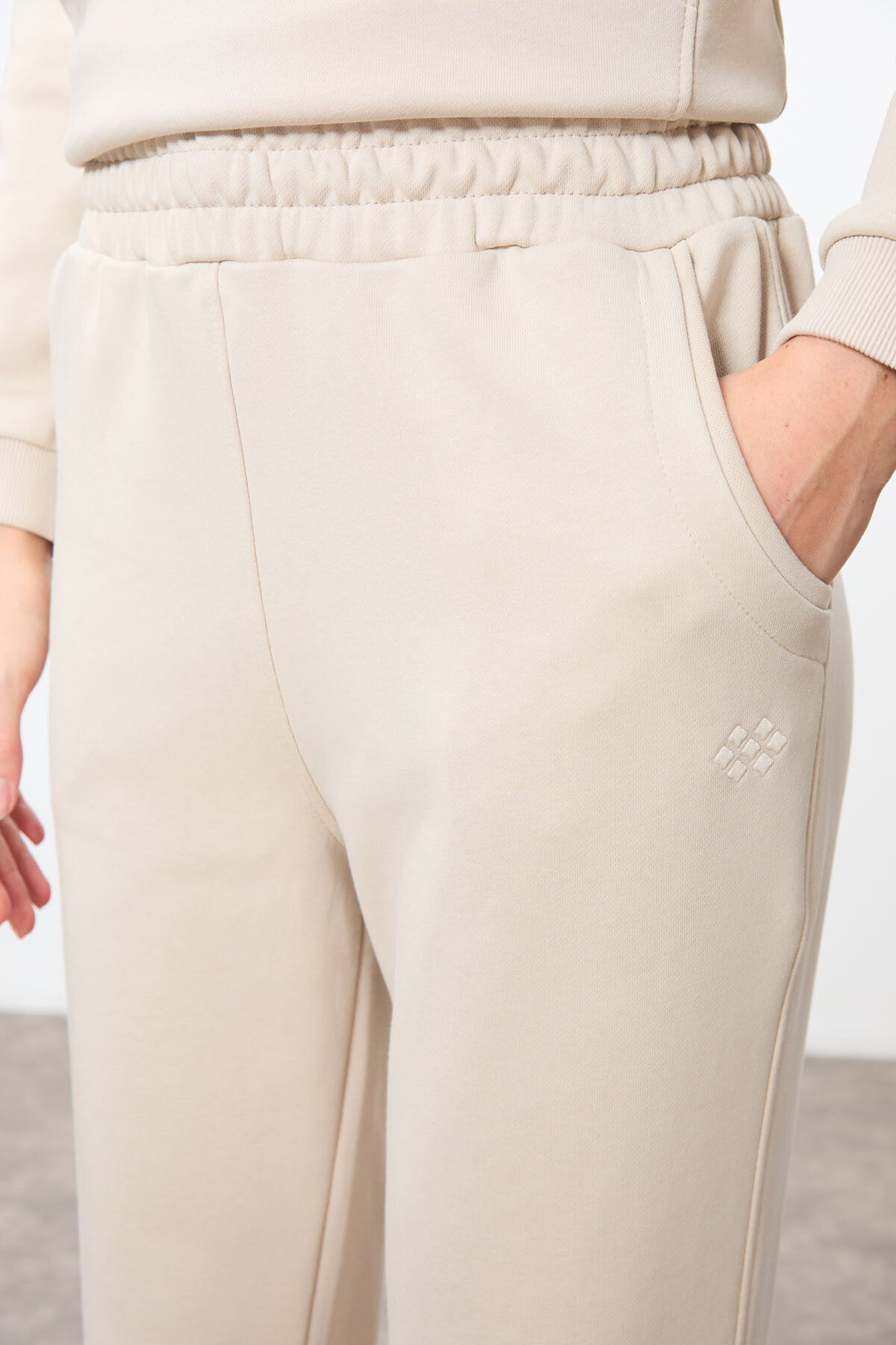 Compact White Cotton Thick Smooth Textured Stand Collar Oversize Fit Women's Tracksuit Set - 95342