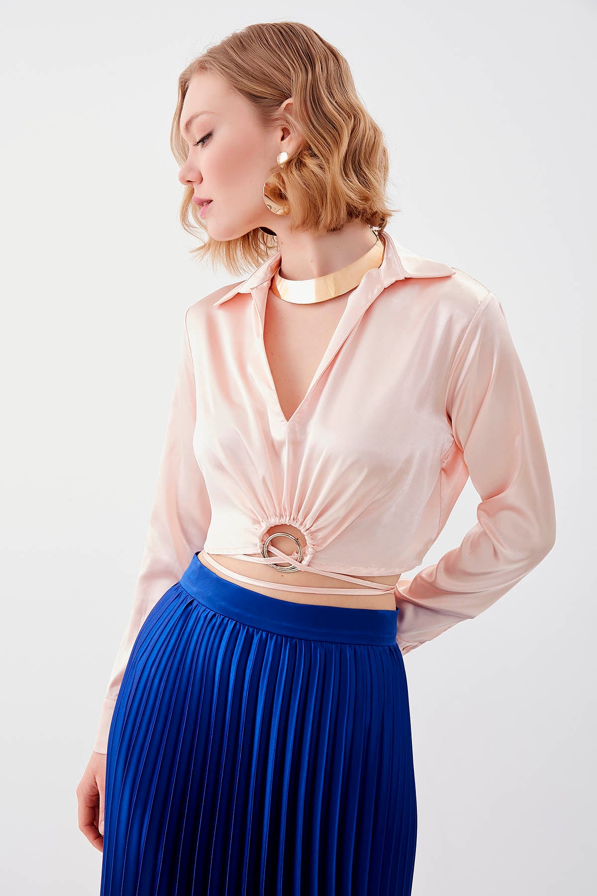 WAIST-PARTED CROP SATEN BLOUSE