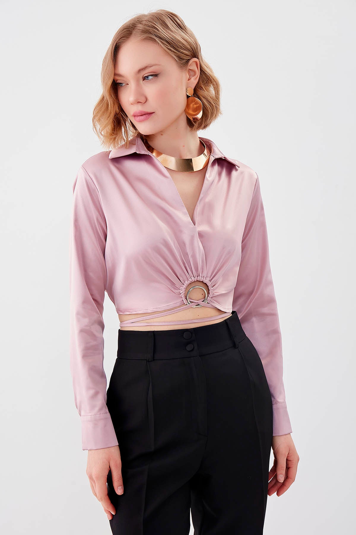 WAIST-PARTED CROP SATEN BLOUSE