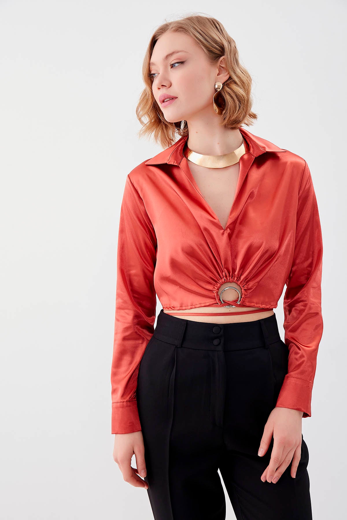 WAIST-PARTED CROP SATEN BLOUSE