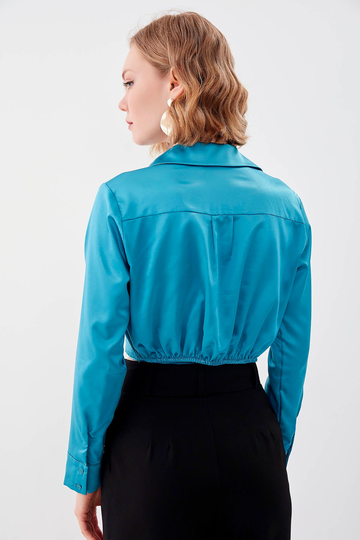 WAIST-PARTED CROP SATEN BLOUSE