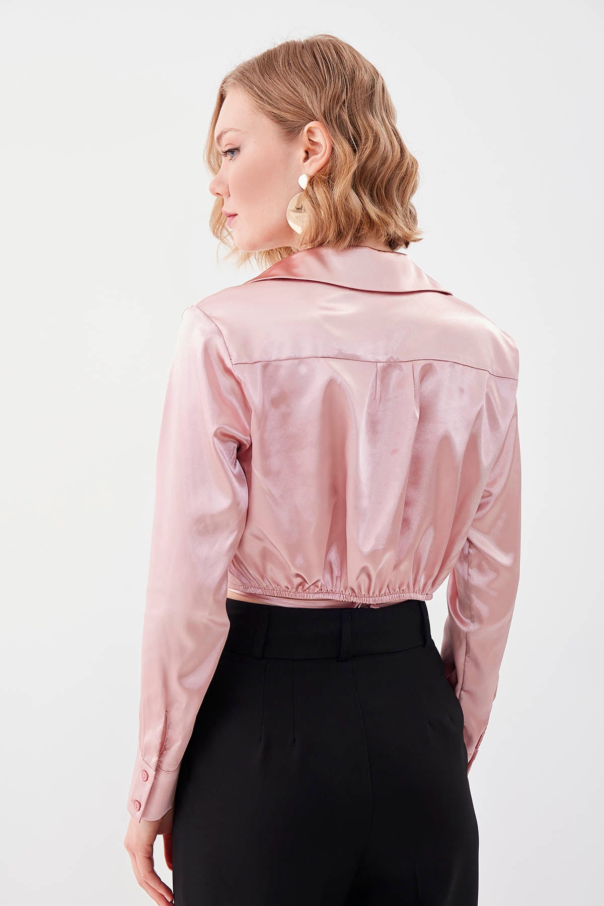 WAIST-PARTED CROP SATEN BLOUSE