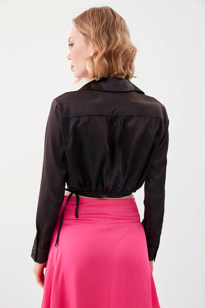 WAIST-PARTED CROP SATEN BLOUSE