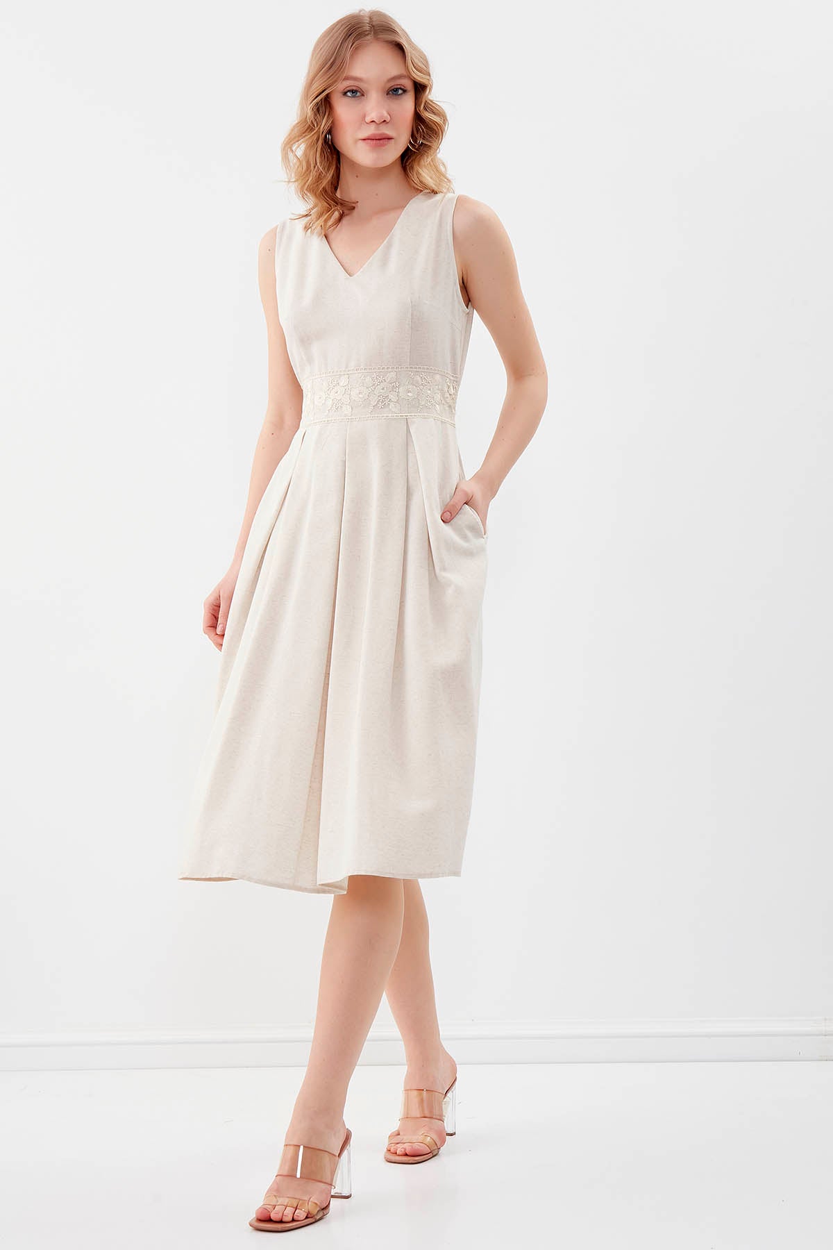 WAIST-RINGING V-COLLAR POCKET DRESS
