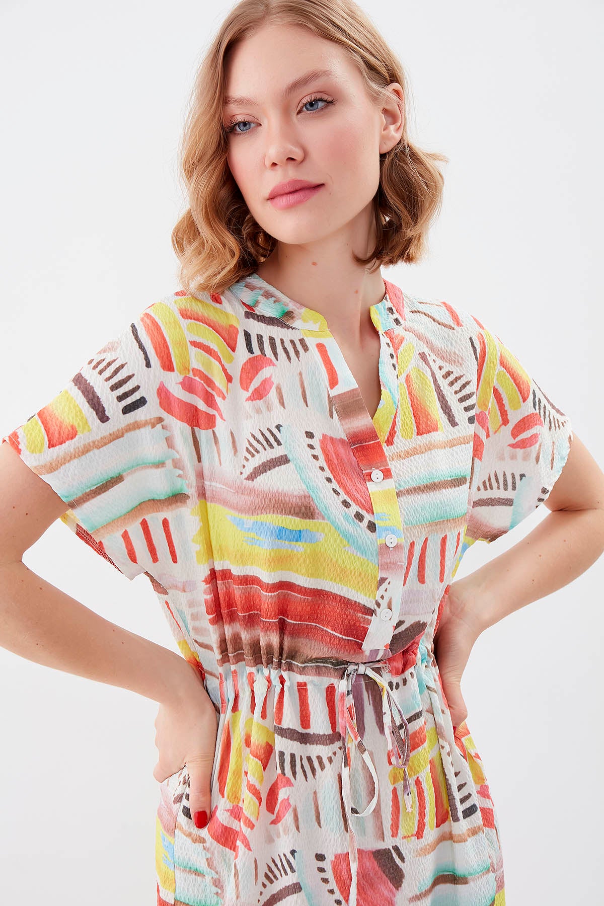 SHORT SLEEVE DRESS WITH WAIST-BENT FRONT BUTTON