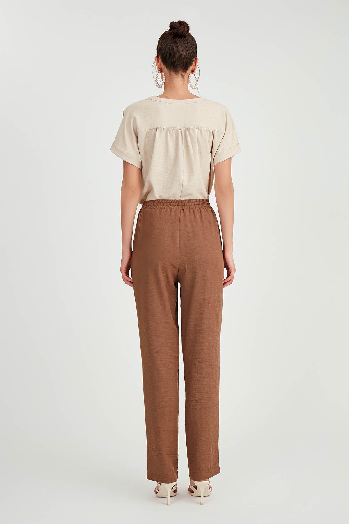 COMFORTABLE TROUSERS WITH LACED POCKETS
