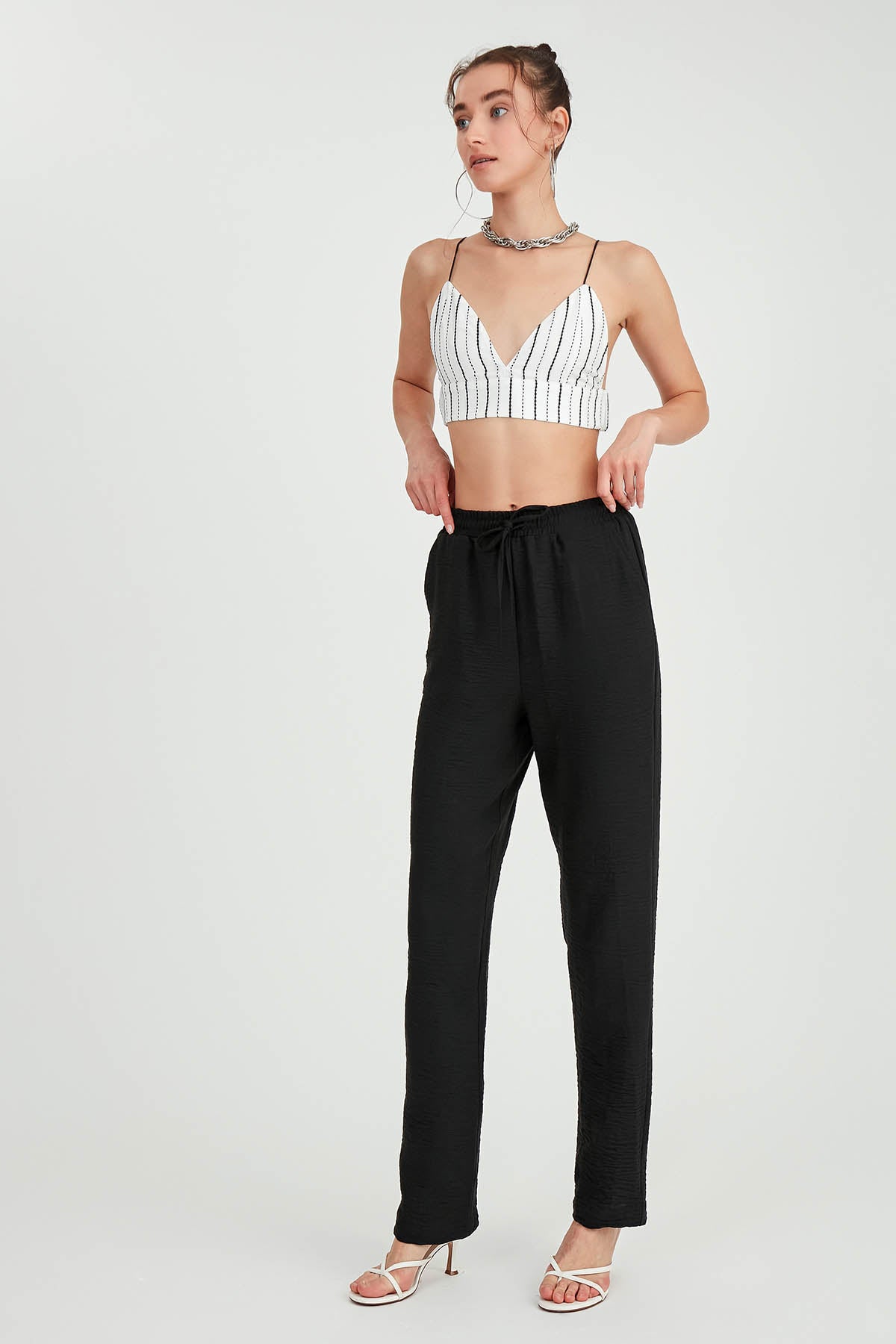 COMFORTABLE TROUSERS WITH LACED POCKETS