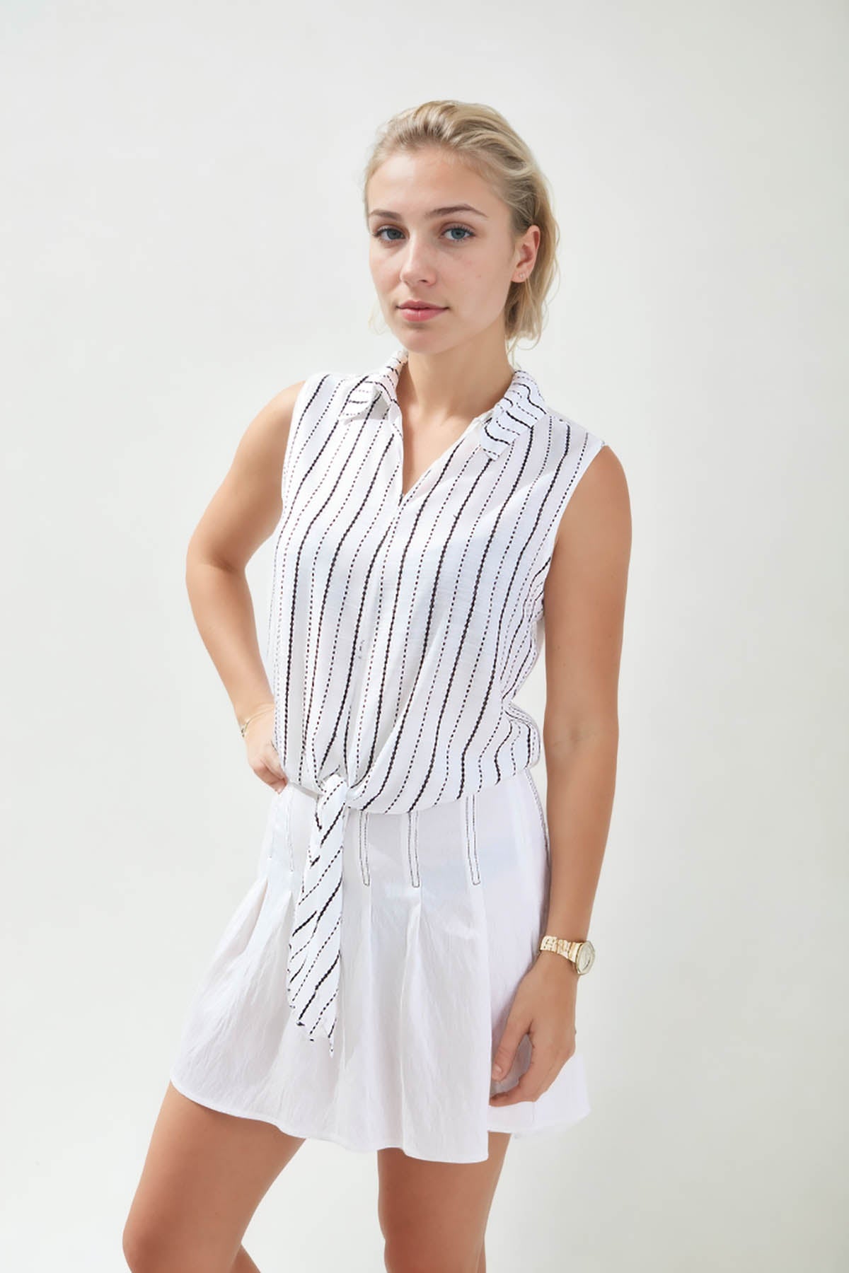 SLEEVELESS SHIRT WITH WAIST LINKED LINES
