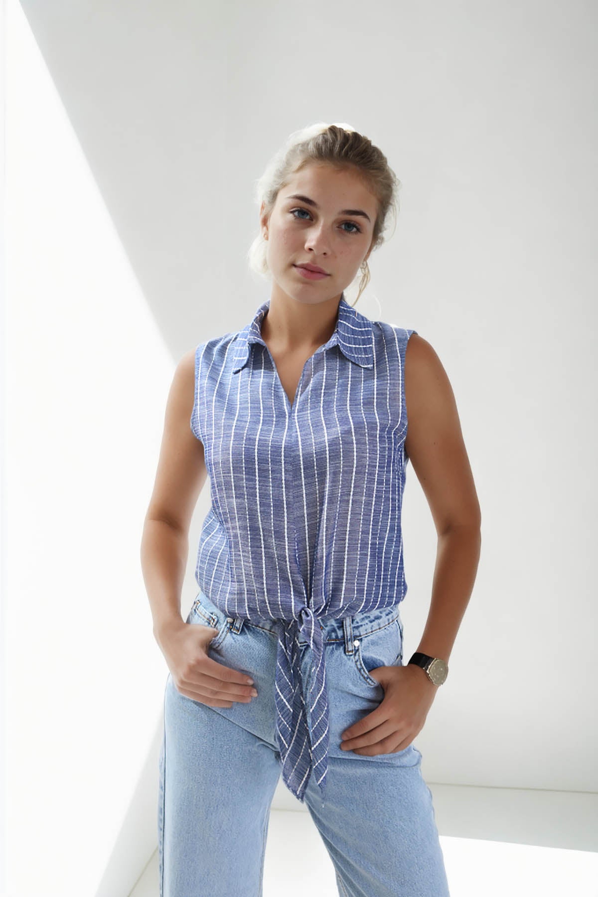 SLEEVELESS SHIRT WITH WAIST LINKED LINES