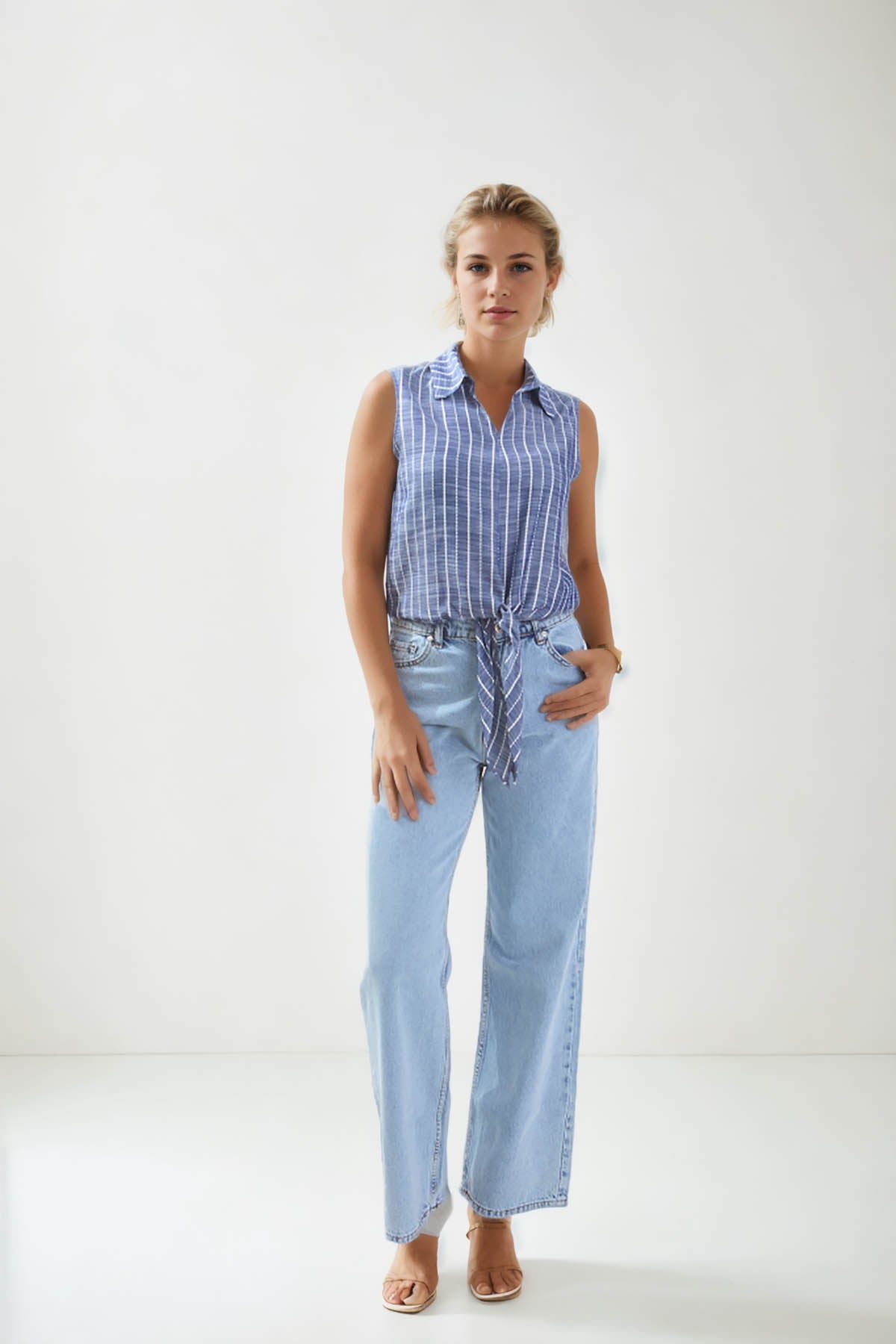SLEEVELESS SHIRT WITH WAIST LINKED LINES
