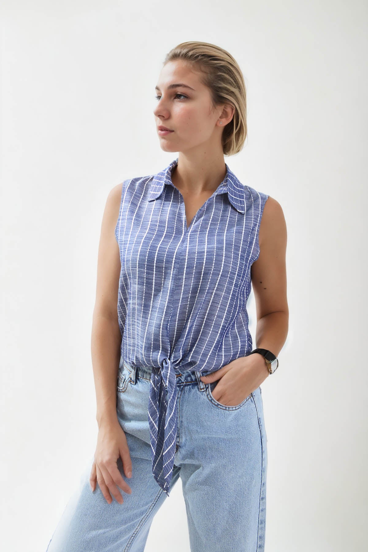 SLEEVELESS SHIRT WITH WAIST LINKED LINES